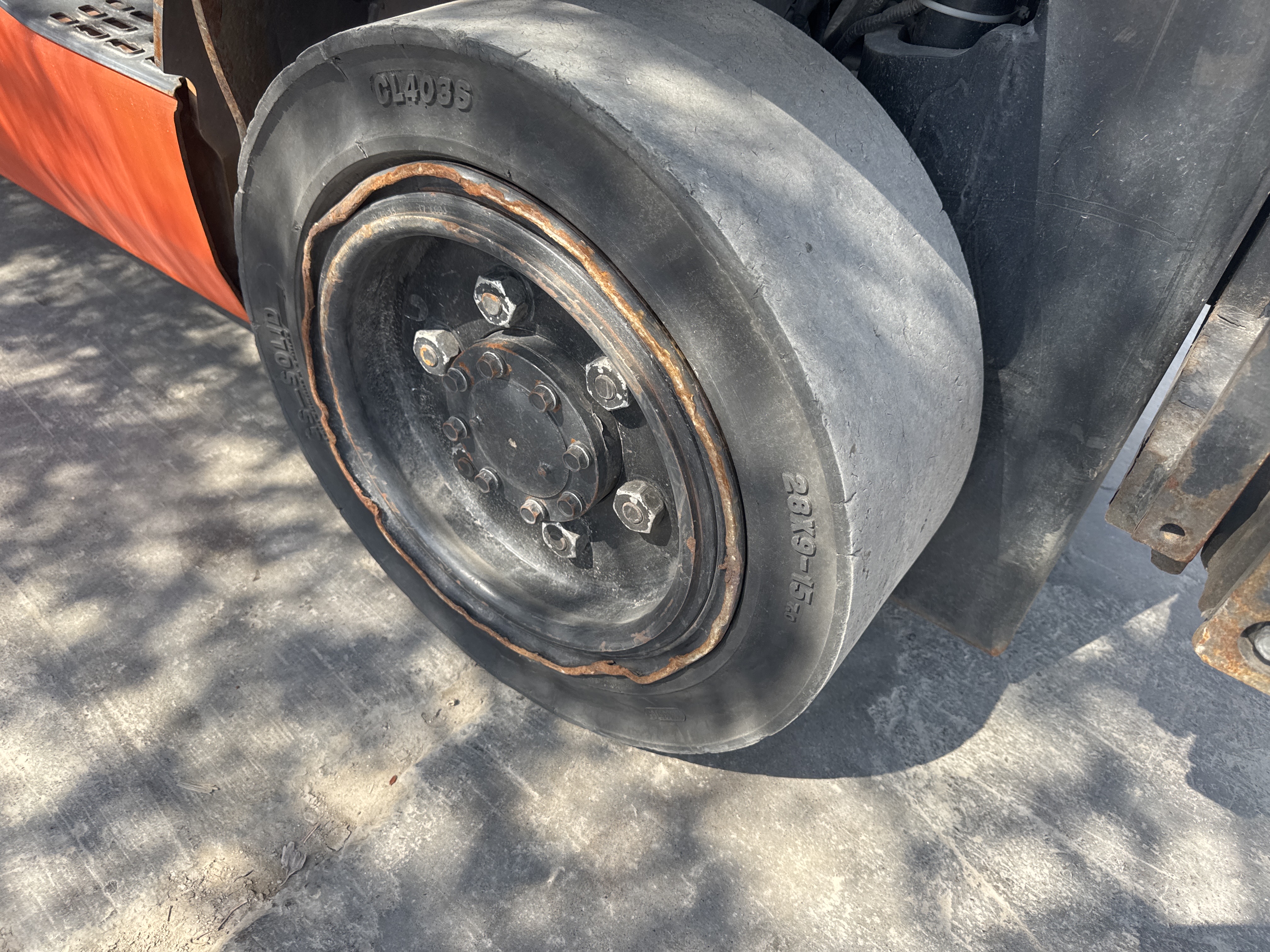 FLM-017-Toyota-8FDU30-Forklifts-inspection-Chassis-Right-front-tire---tread-depth-1