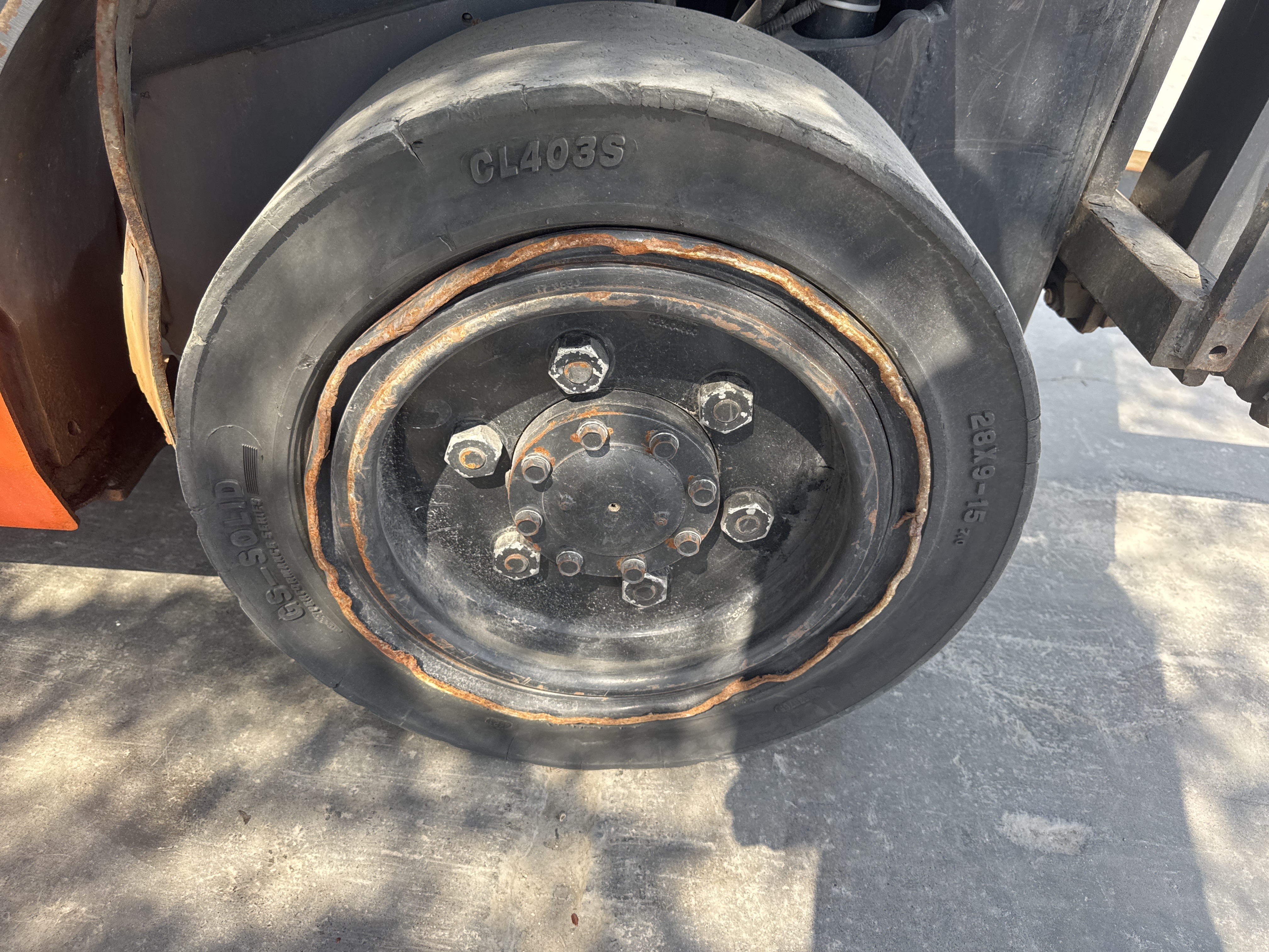 FLM-017-Toyota-8FDU30-Forklifts-inspection-Chassis-Right-front-tire---tread-depth-1