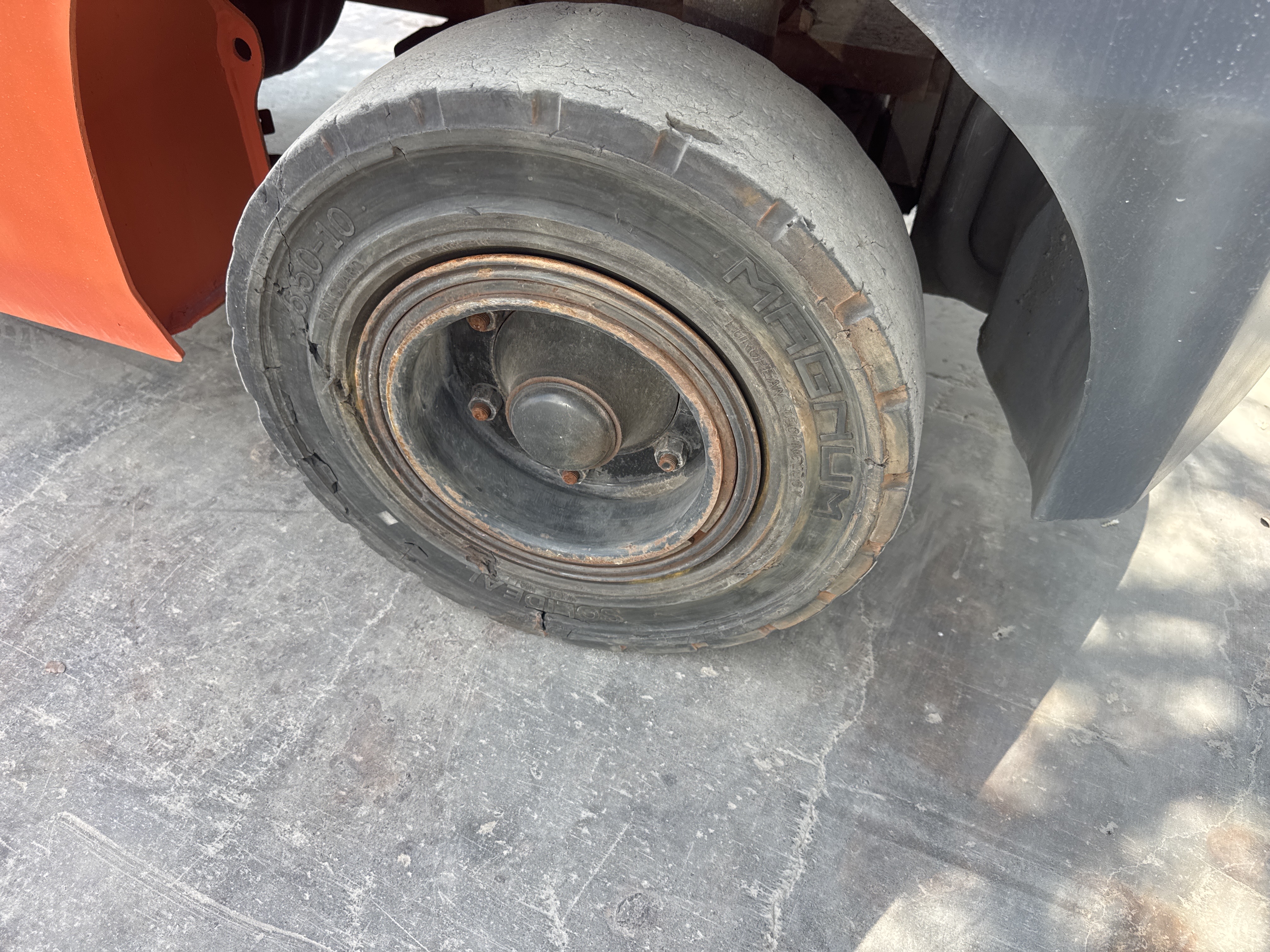 FLM-017-Toyota-8FDU30-Forklifts-inspection-Chassis-Left-rear-tire---tread-depth-1