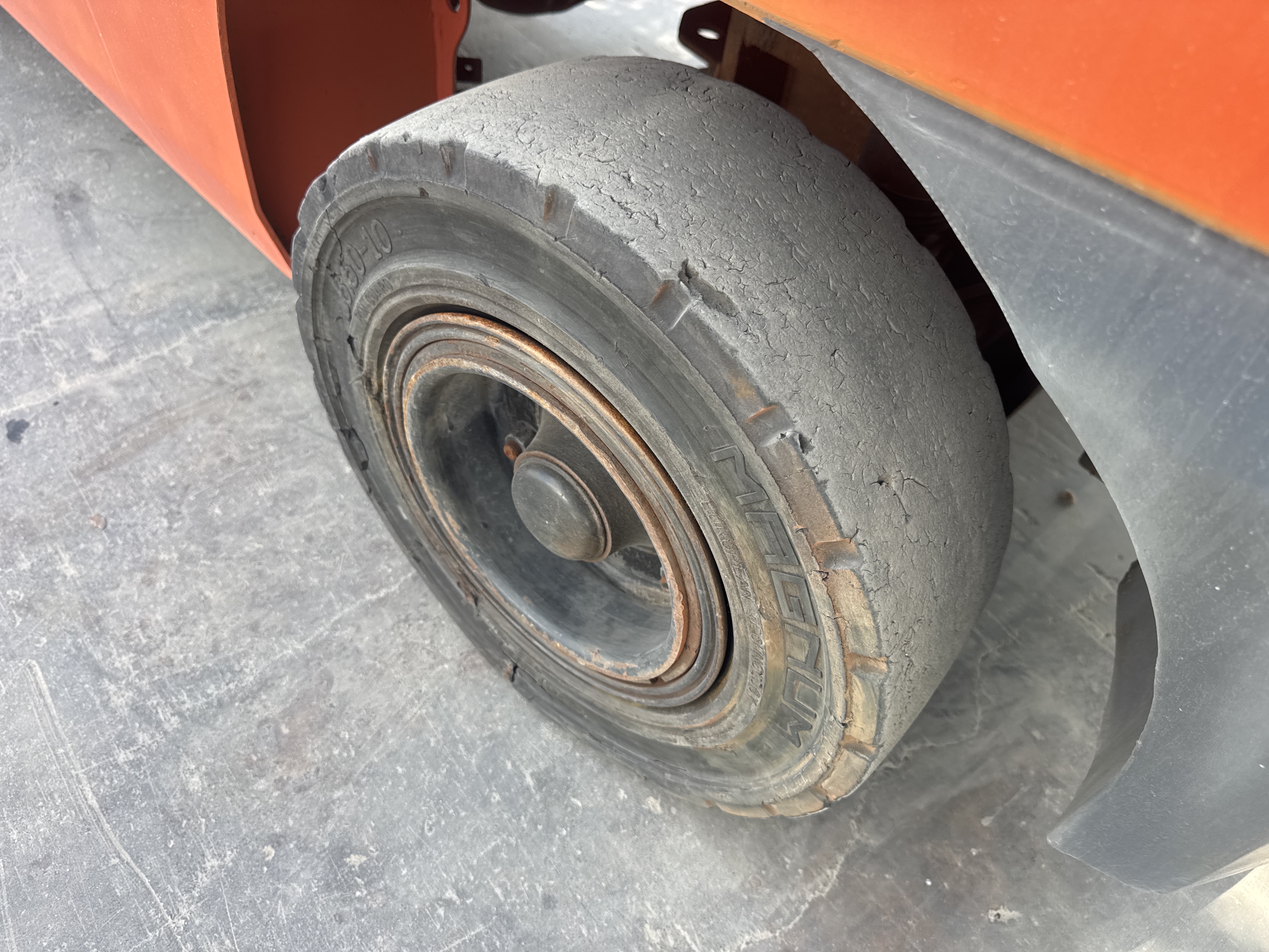 FLM-017-Toyota-8FDU30-Forklifts-inspection-Chassis-Left-rear-tire---tread-depth-1