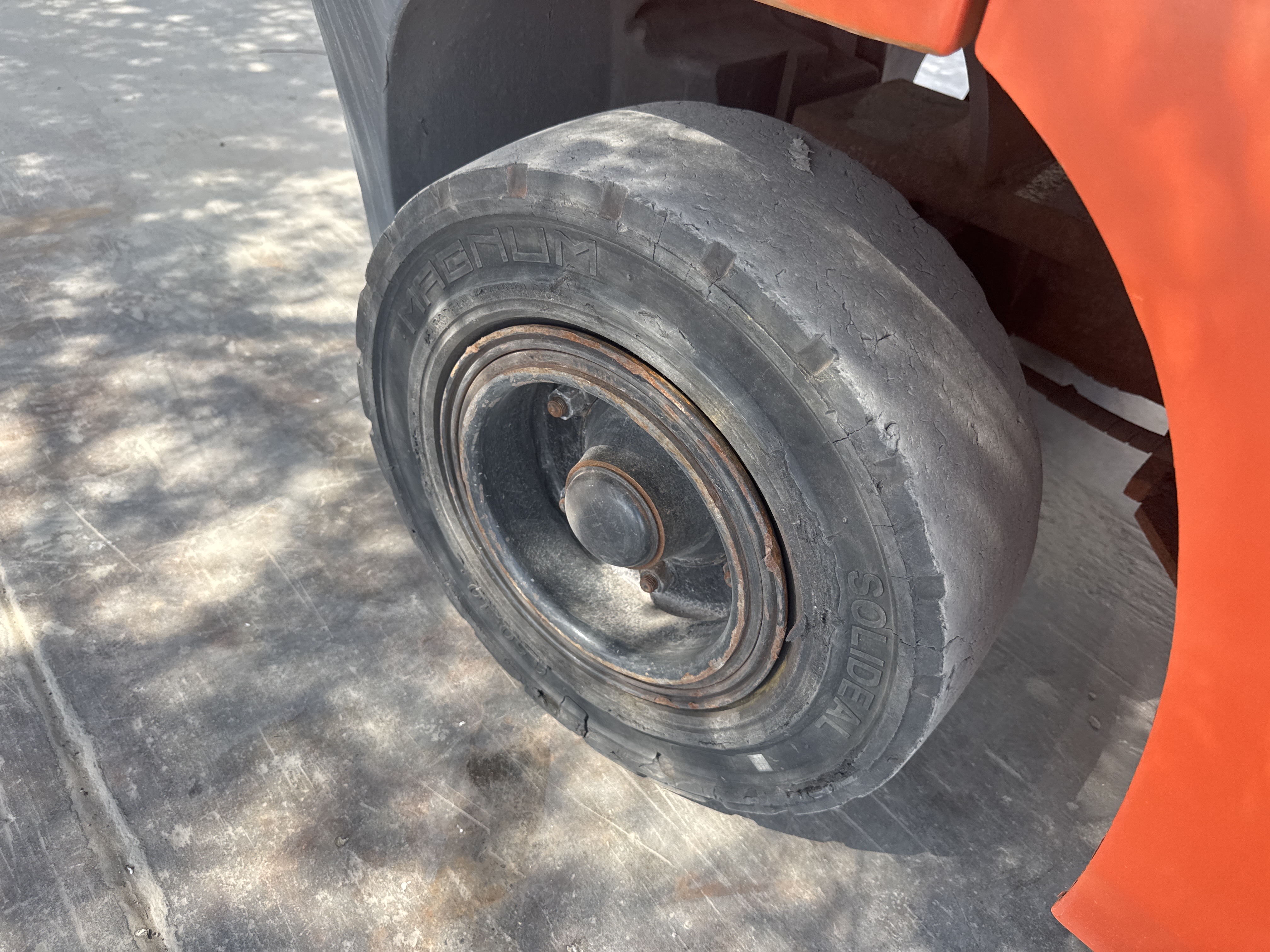 FLM-017-Toyota-8FDU30-Forklifts-inspection-Chassis-Right-rear-tire---tread-depth-1