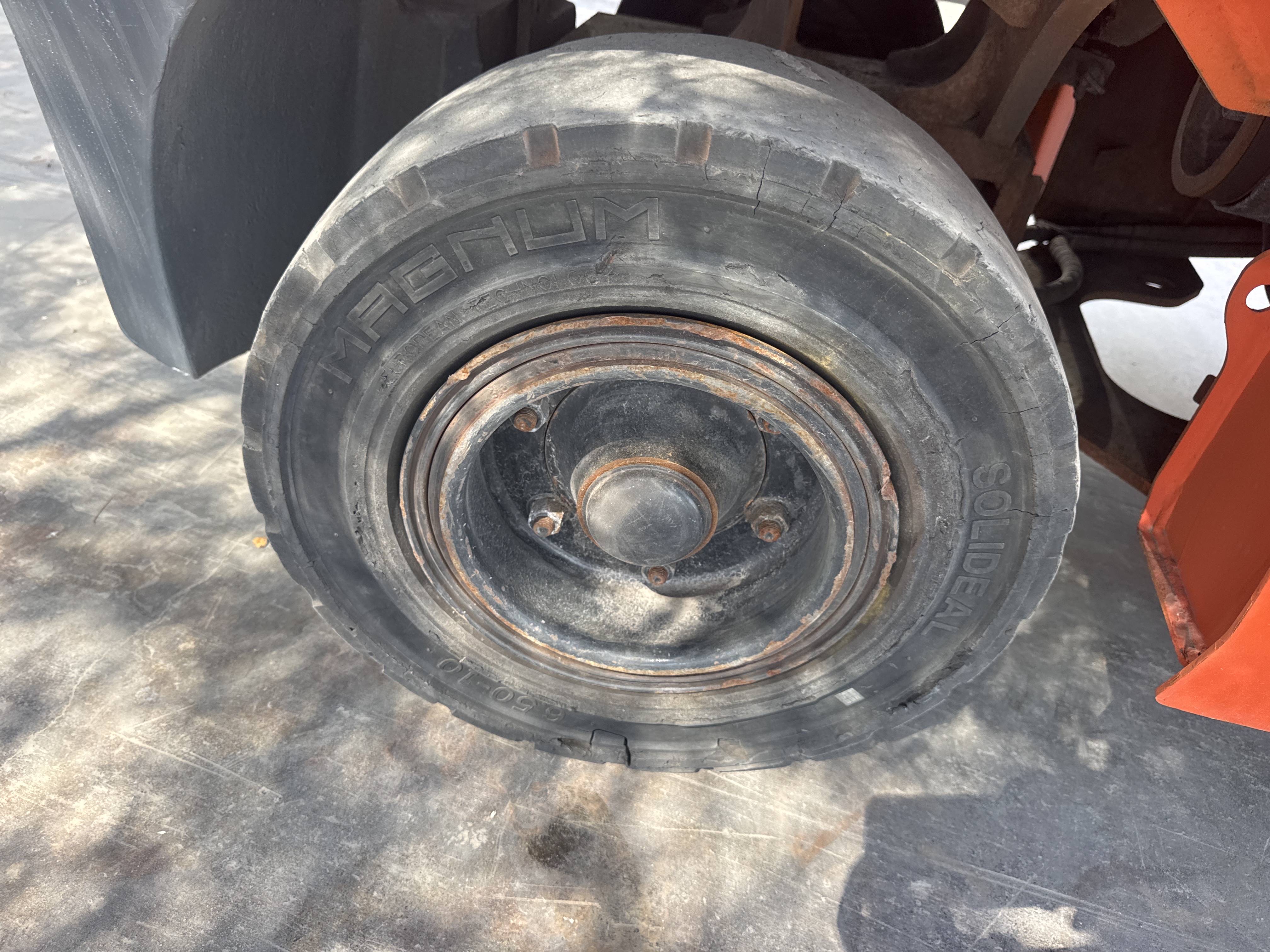 FLM-017-Toyota-8FDU30-Forklifts-inspection-Chassis-Right-rear-tire---tread-depth-1