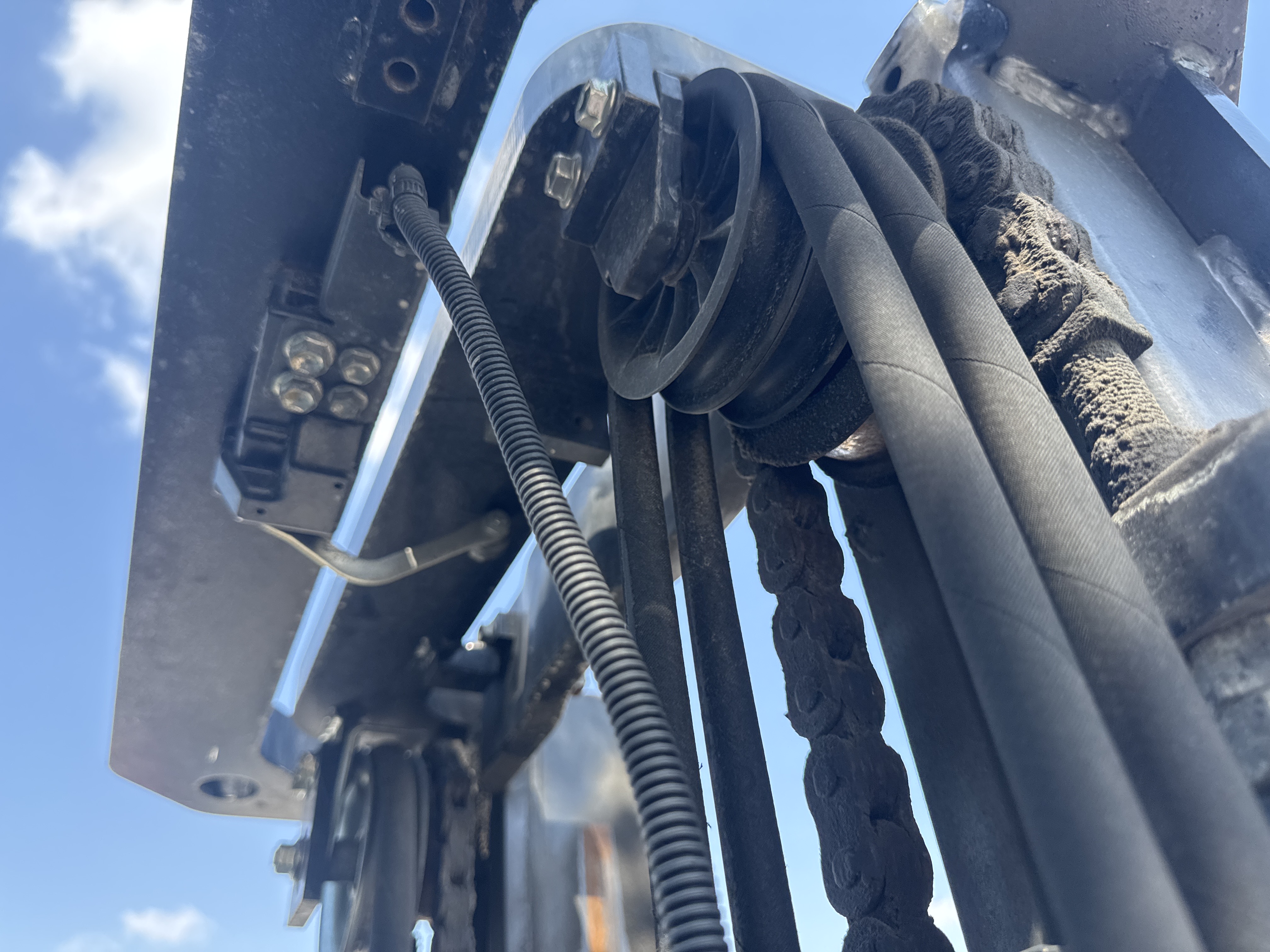 FLM-017-Toyota-8FDU30-Forklifts-inspection-Hydraulics-Hydraulic-hoses-and-lines-1