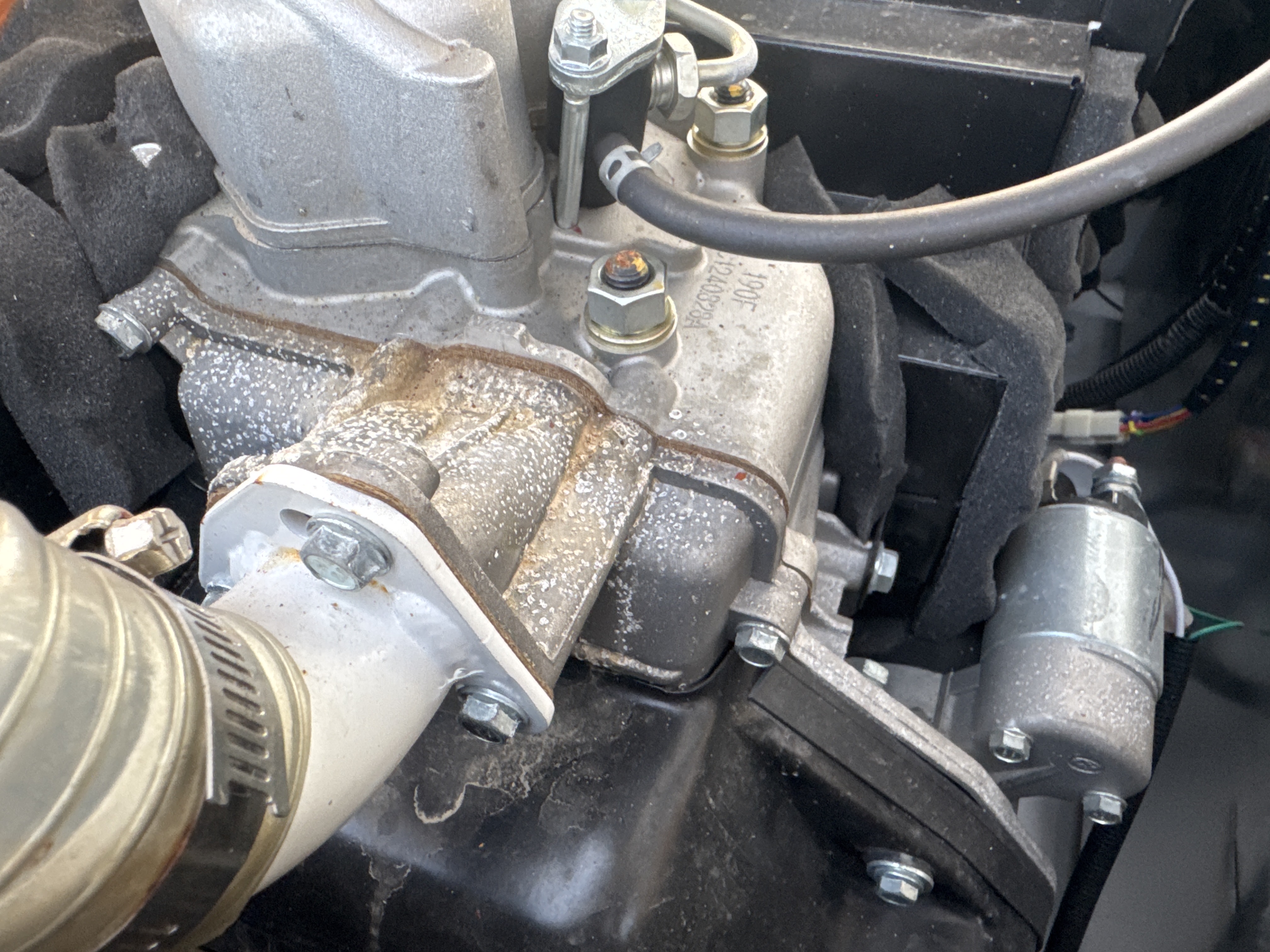 LTA-002-Hunter-Pro-GLTS4005-Light-towers-inspection-Engine-Engine-oil-leaks-1