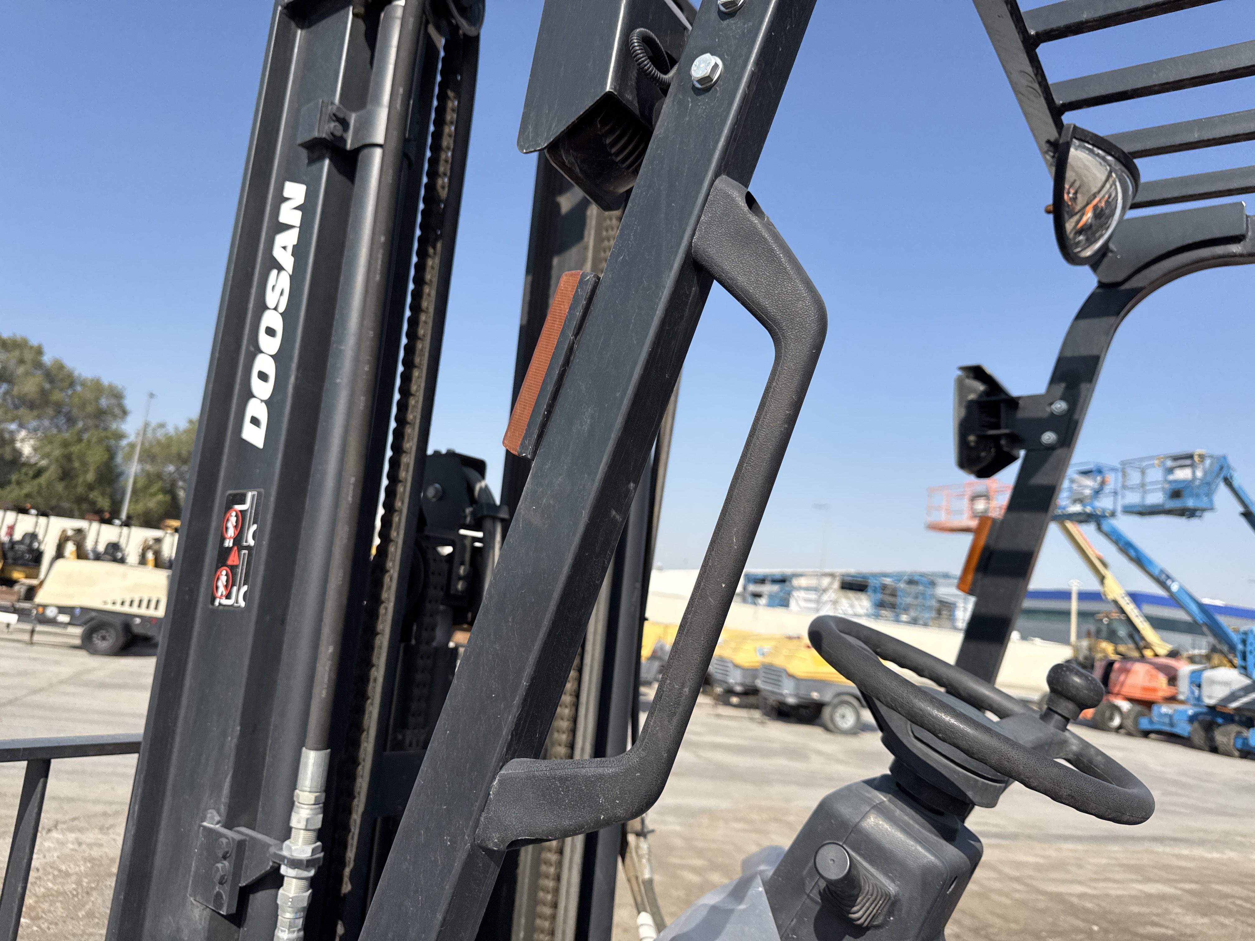 FLM-018-Doosan-G30NXP-Forklifts-inspection-Structure-Handrails-1