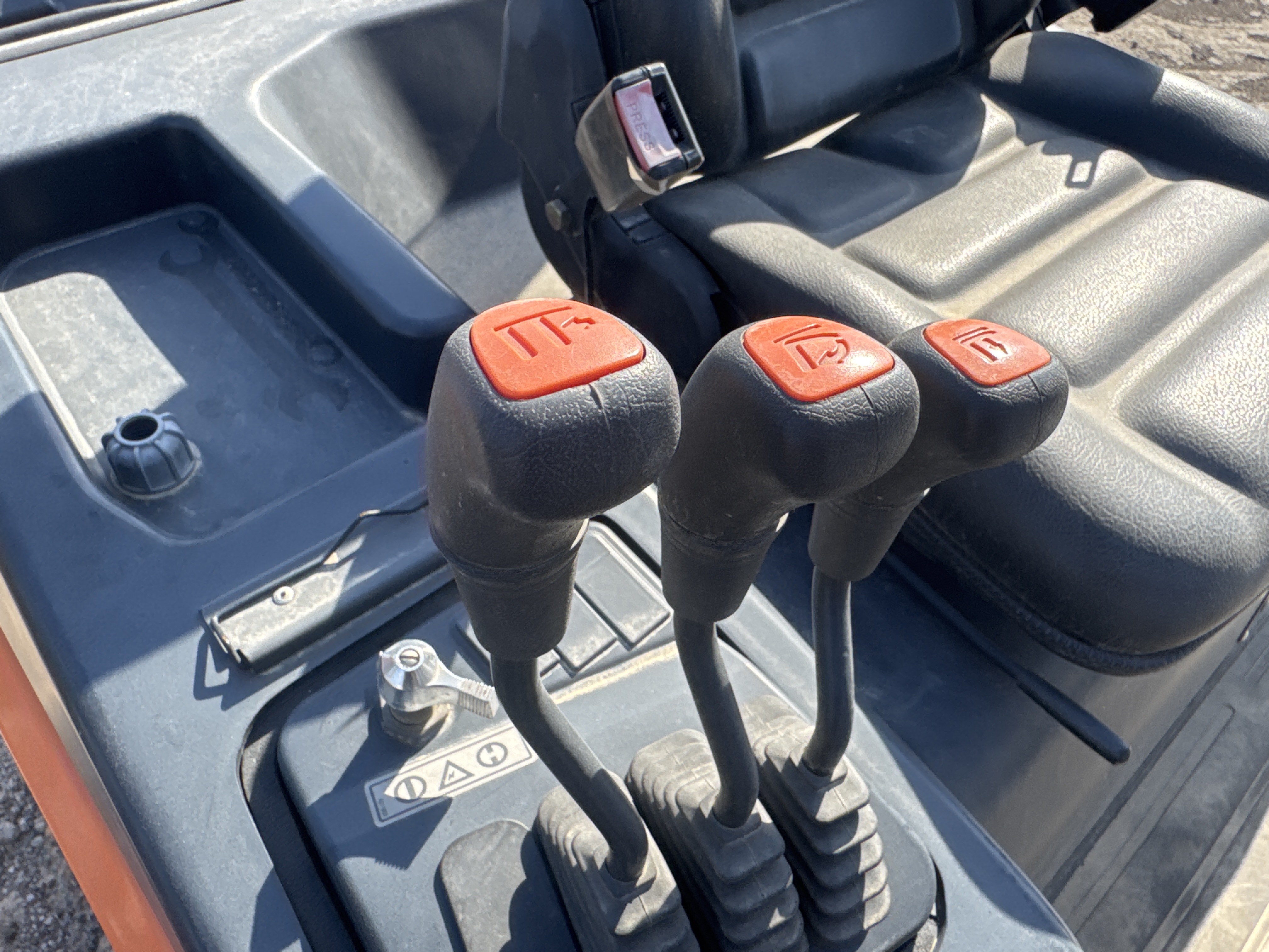 FLM-018-Doosan-G30NXP-Forklifts-inspection-Cabin-Joysticks-1