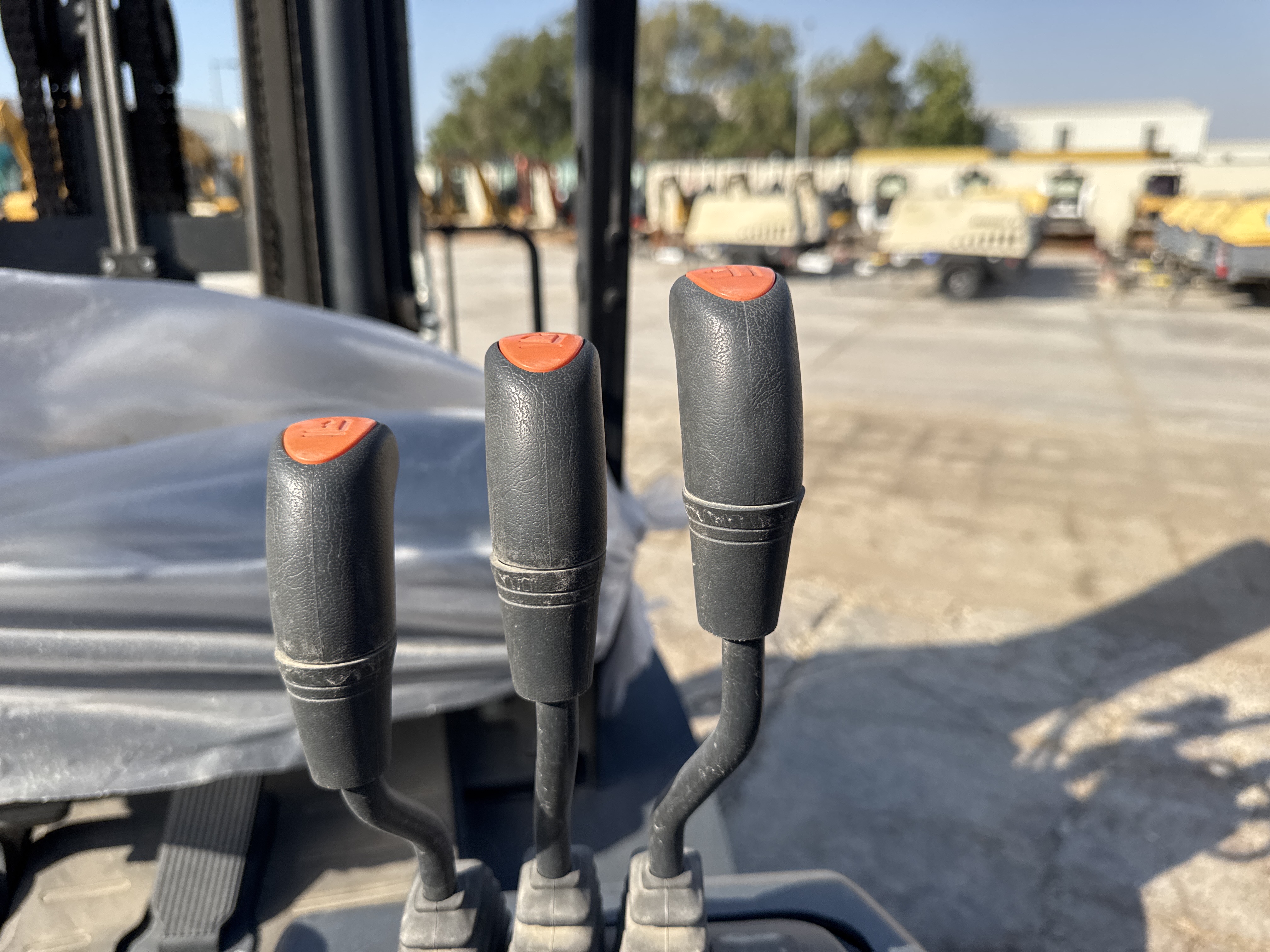 FLM-018-Doosan-G30NXP-Forklifts-inspection-Cabin-Joysticks-1