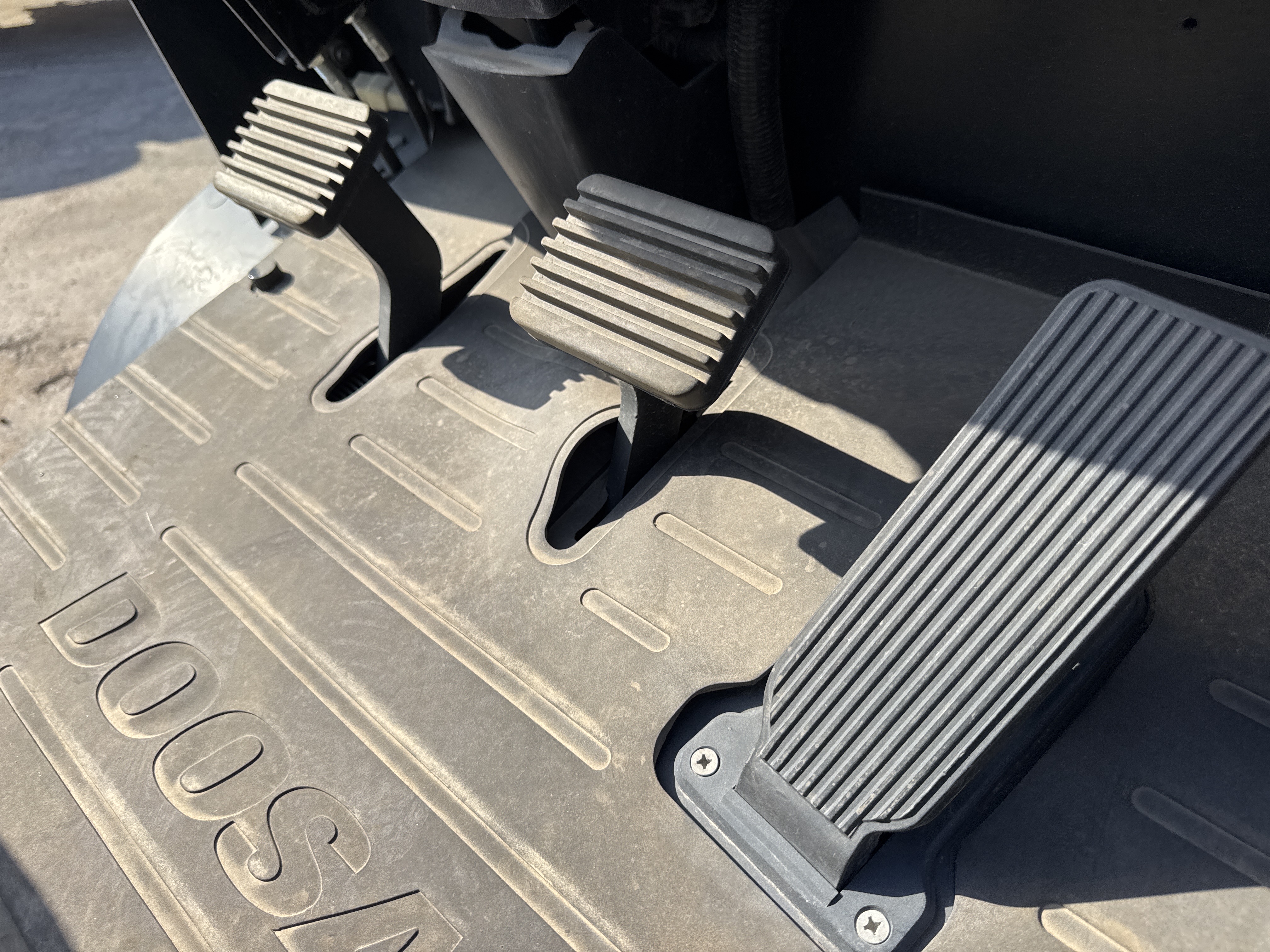 FLM-018-Doosan-G30NXP-Forklifts-inspection-Cabin-Pedals-1
