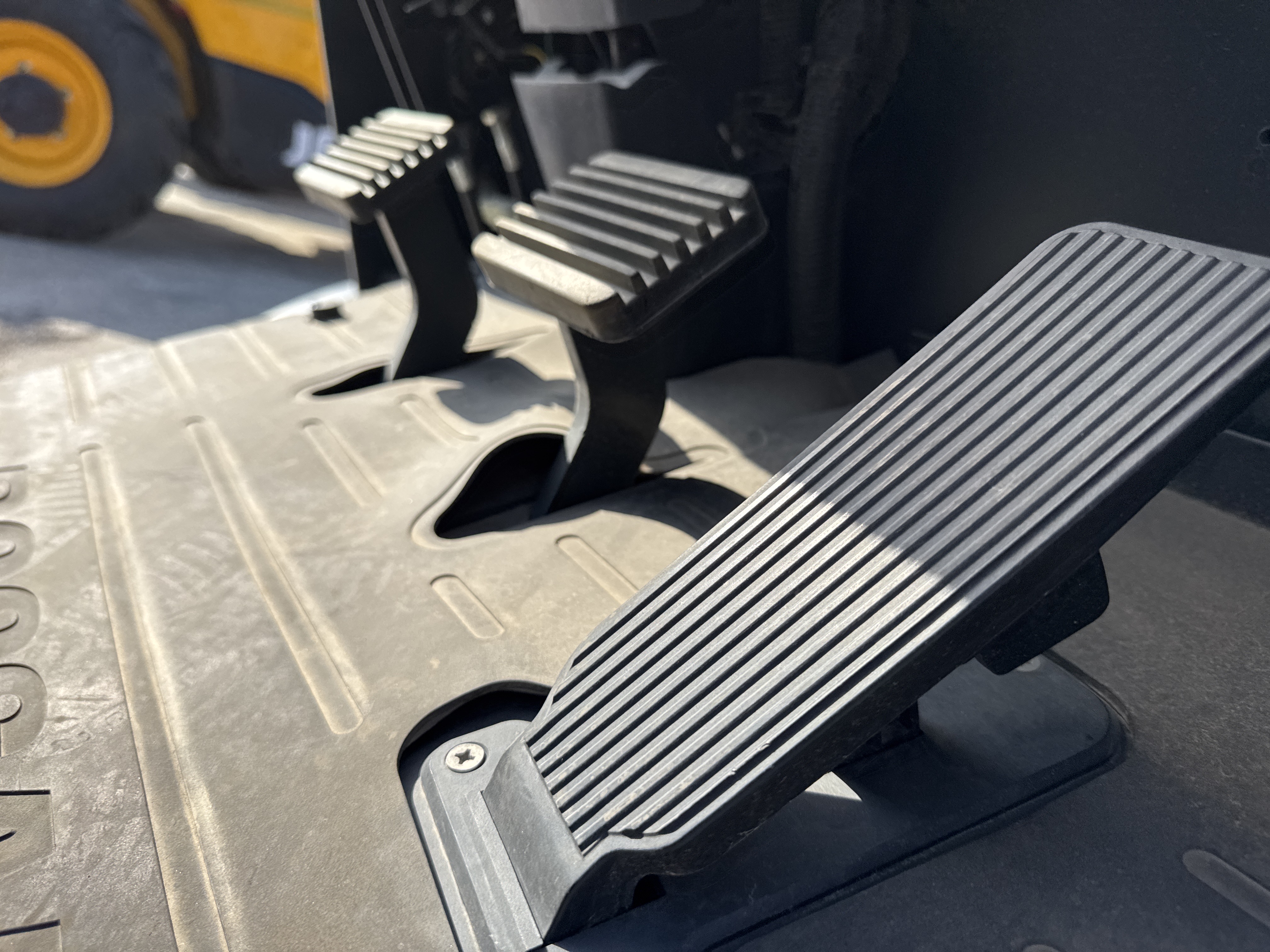 FLM-018-Doosan-G30NXP-Forklifts-inspection-Cabin-Pedals-1