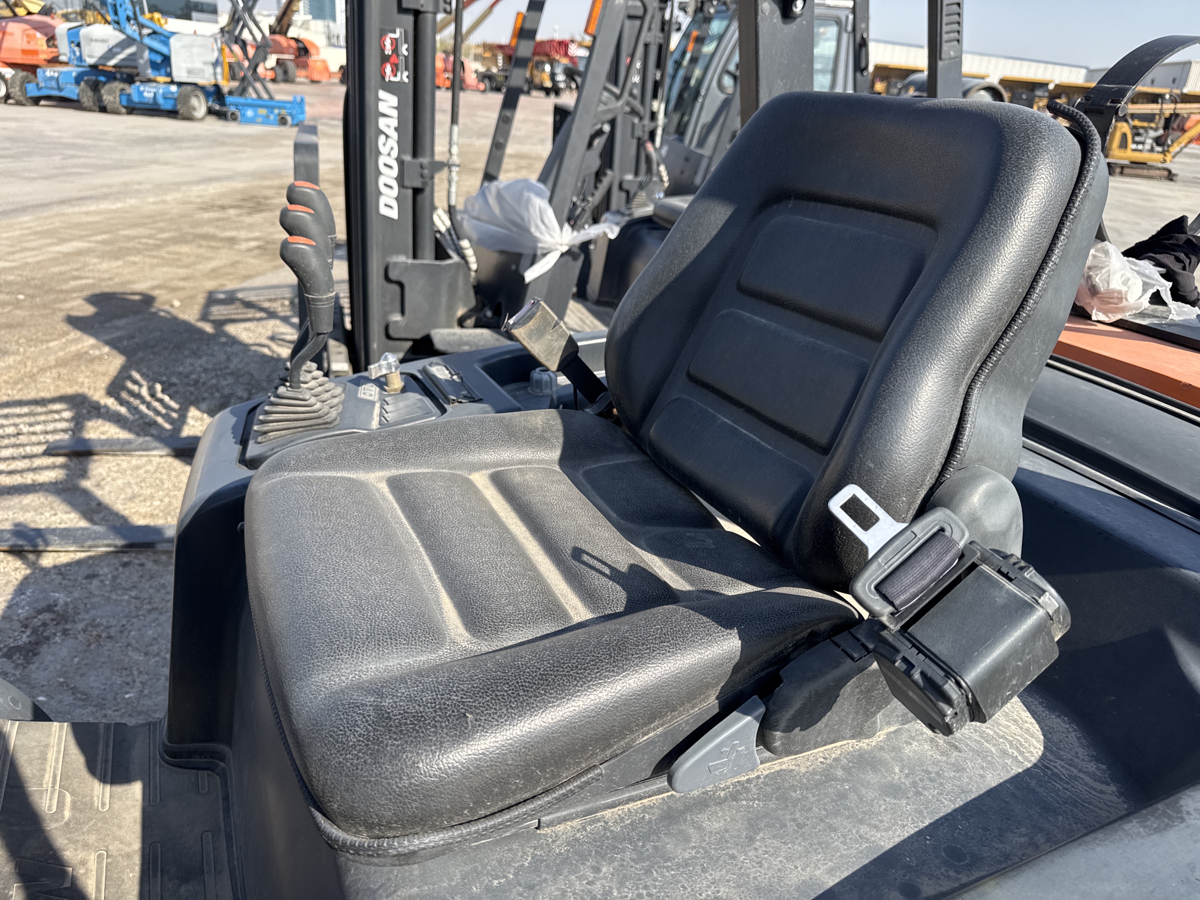 FLM-018-Doosan-G30NXP-Forklifts-inspection-Cabin-Seats/armrests-1