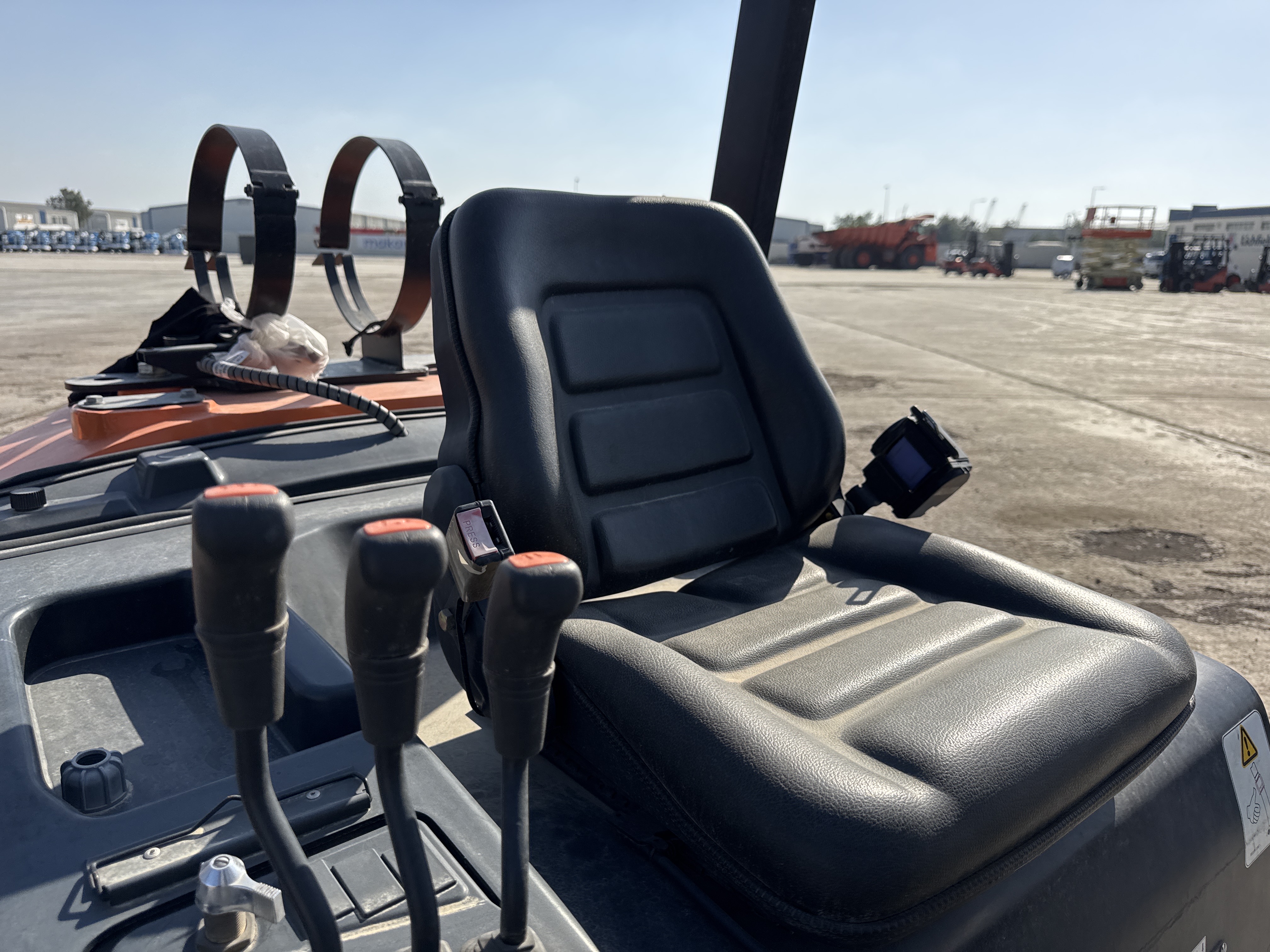 FLM-018-Doosan-G30NXP-Forklifts-inspection-Cabin-Seats/armrests-1