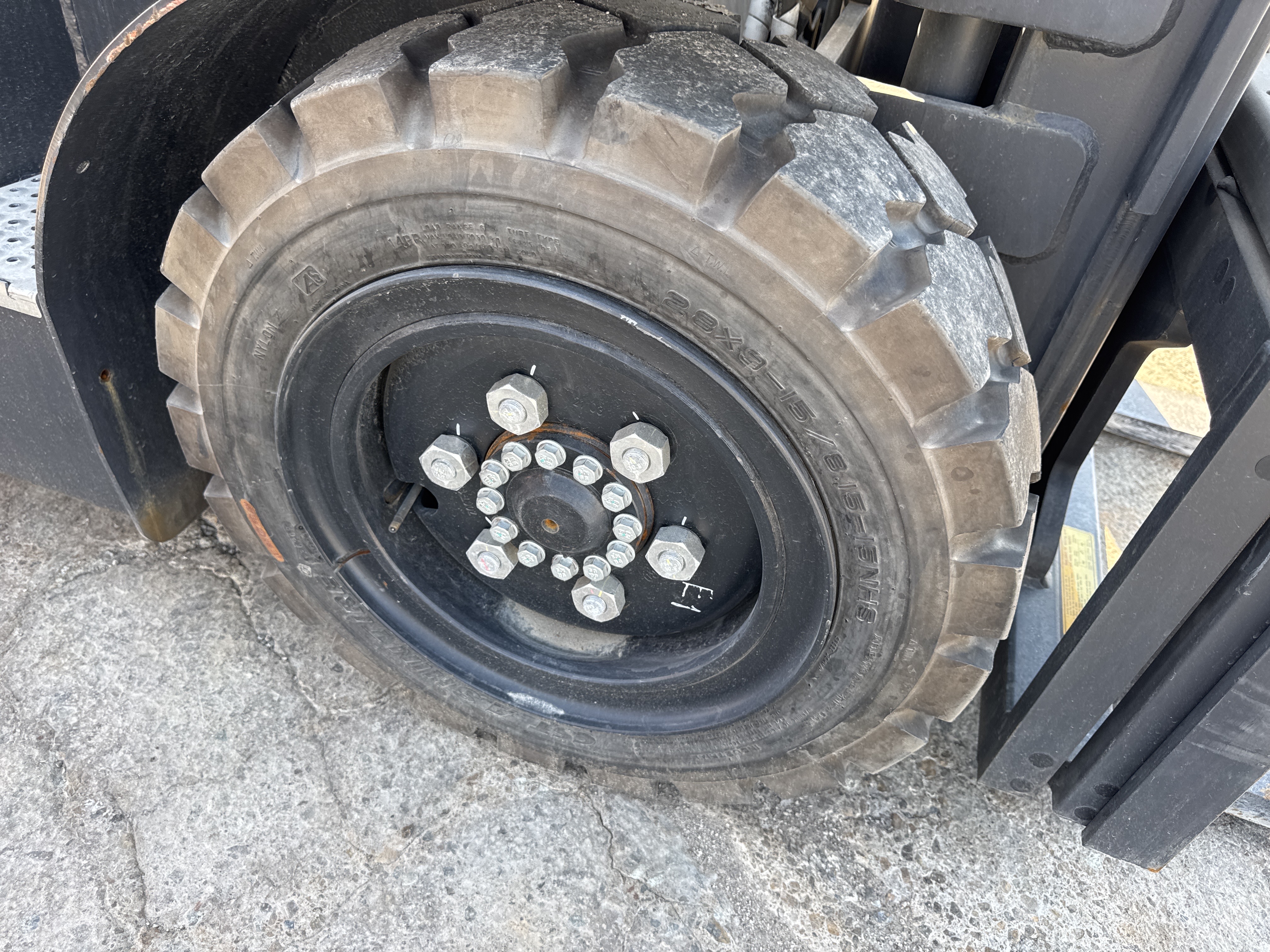 FLM-018-Doosan-G30NXP-Forklifts-inspection-Chassis-Right-front-tire-/-wheel-hub---condition-1