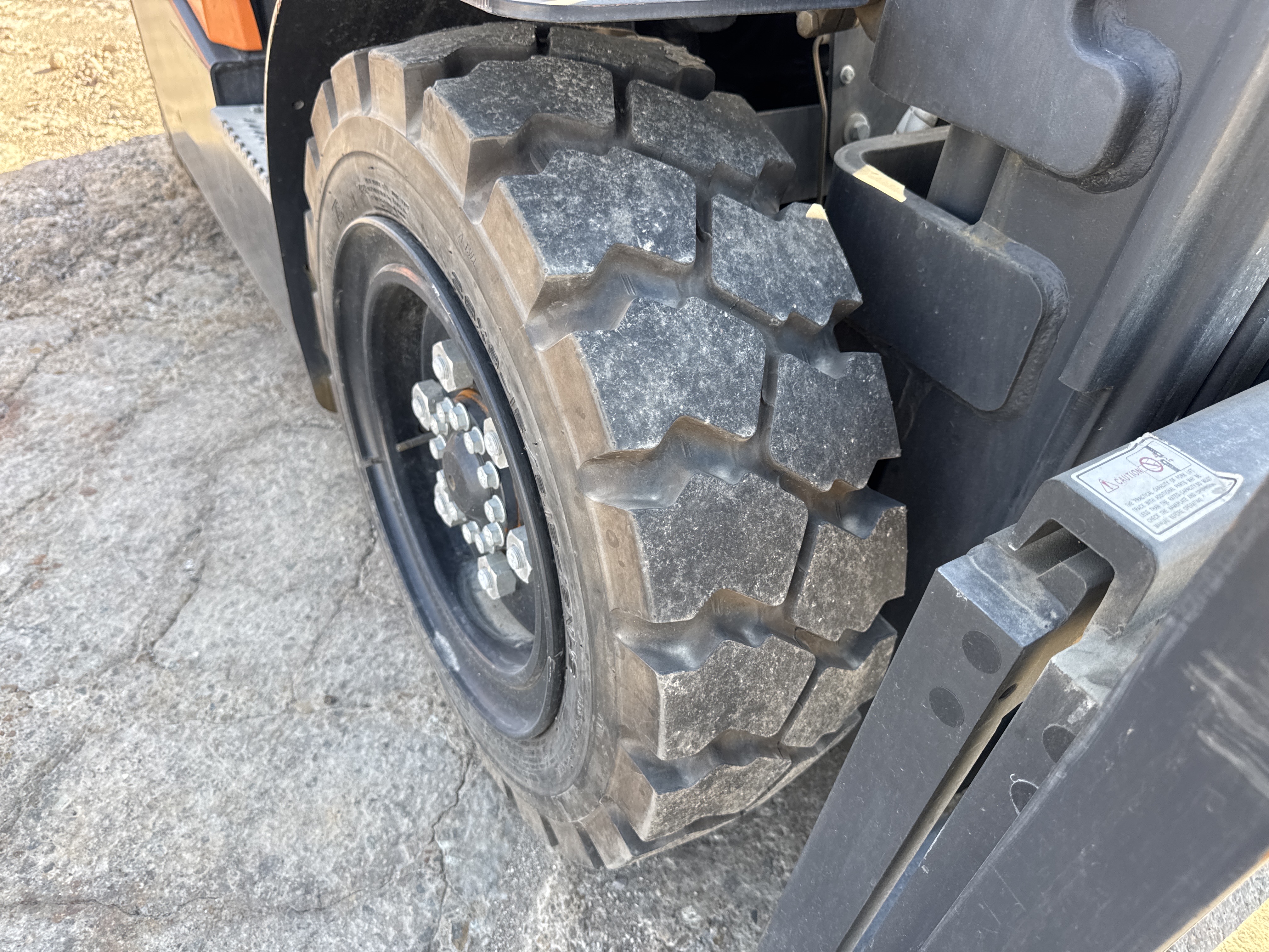 FLM-018-Doosan-G30NXP-Forklifts-inspection-Chassis-Right-front-tire-/-wheel-hub---condition-1