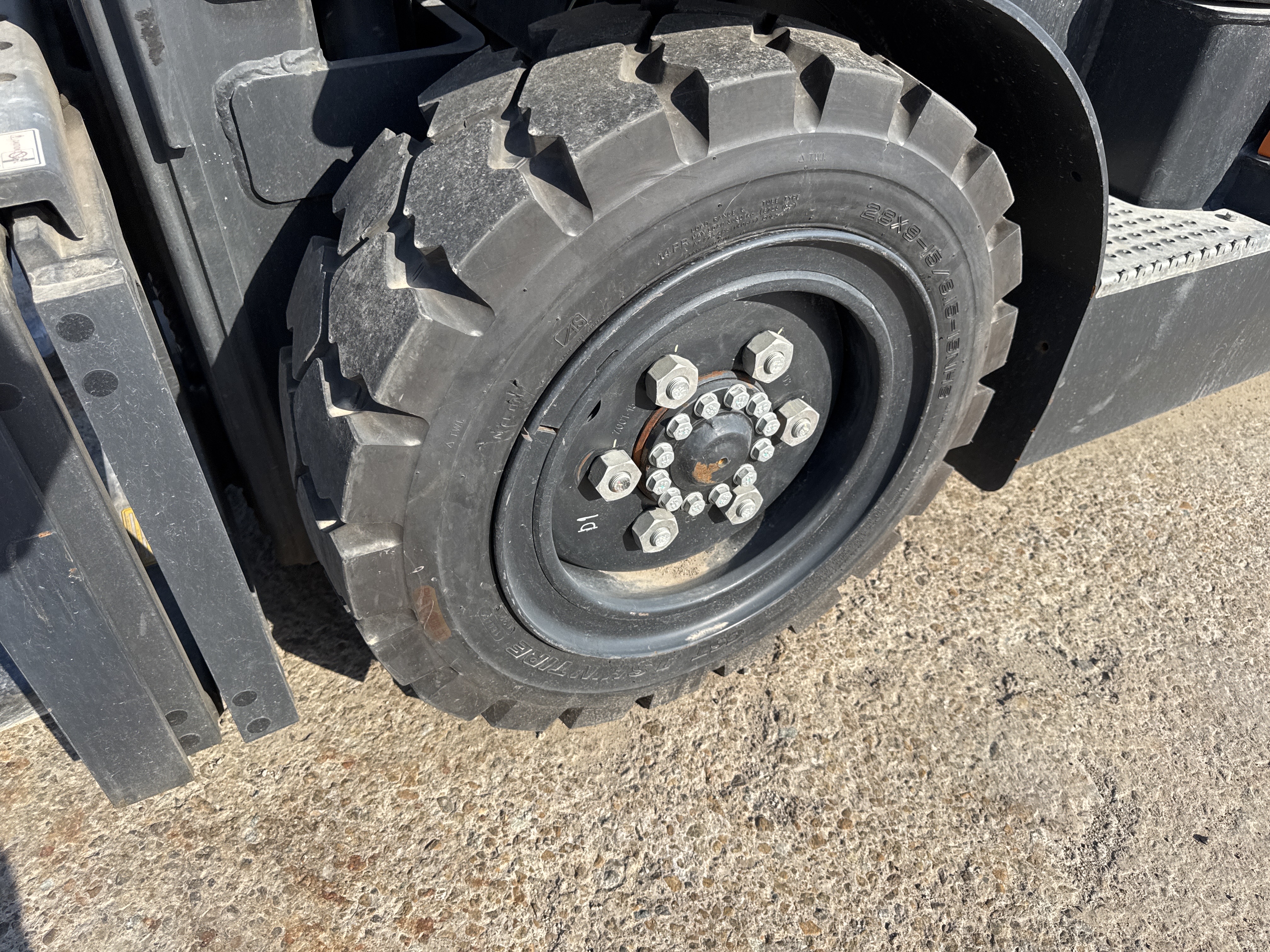 FLM-018-Doosan-G30NXP-Forklifts-inspection-Chassis-Left-front-tire-/-wheel-hub---condition-1