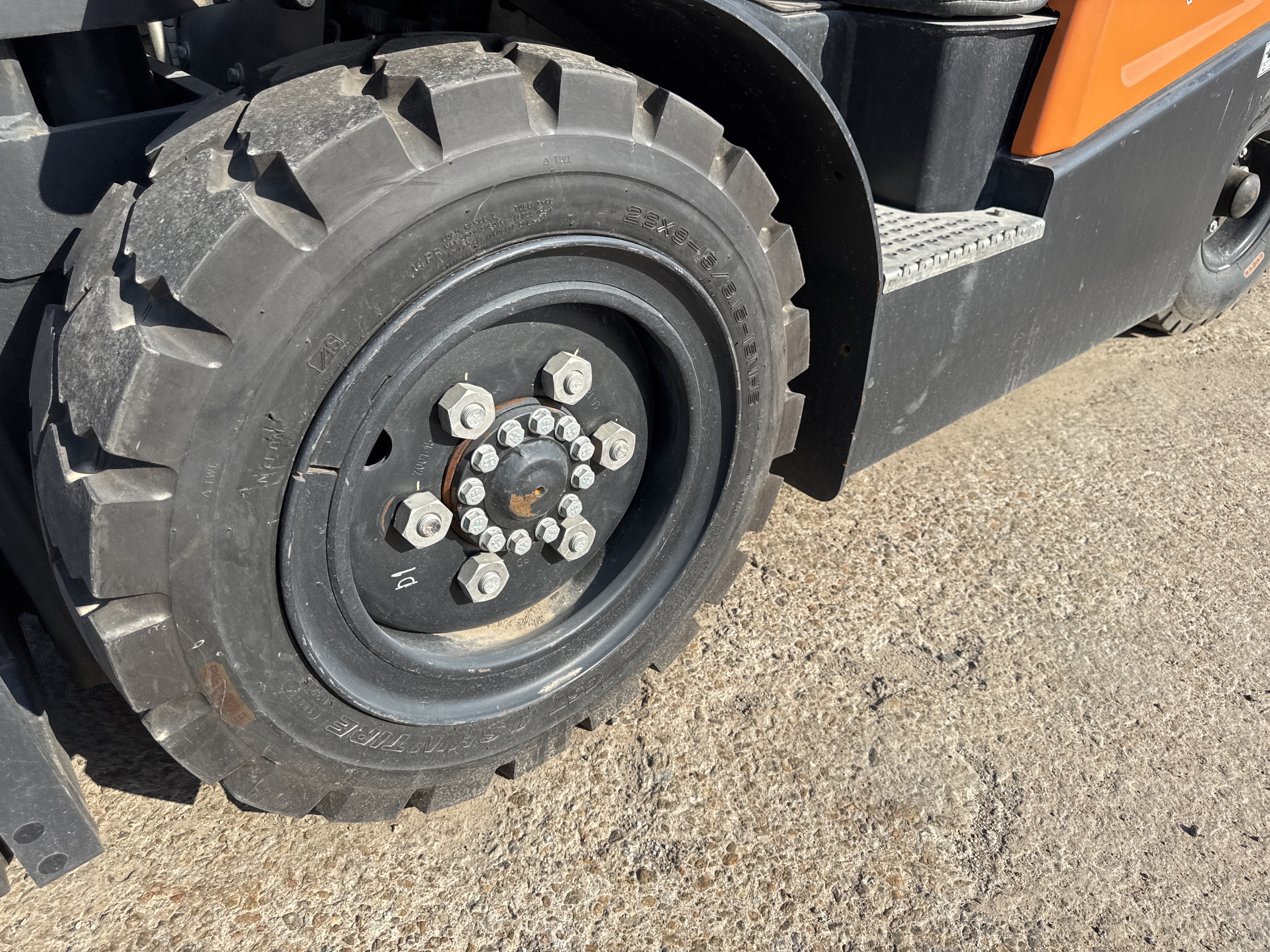 FLM-018-Doosan-G30NXP-Forklifts-inspection-Chassis-Left-front-tire-/-wheel-hub---condition-1
