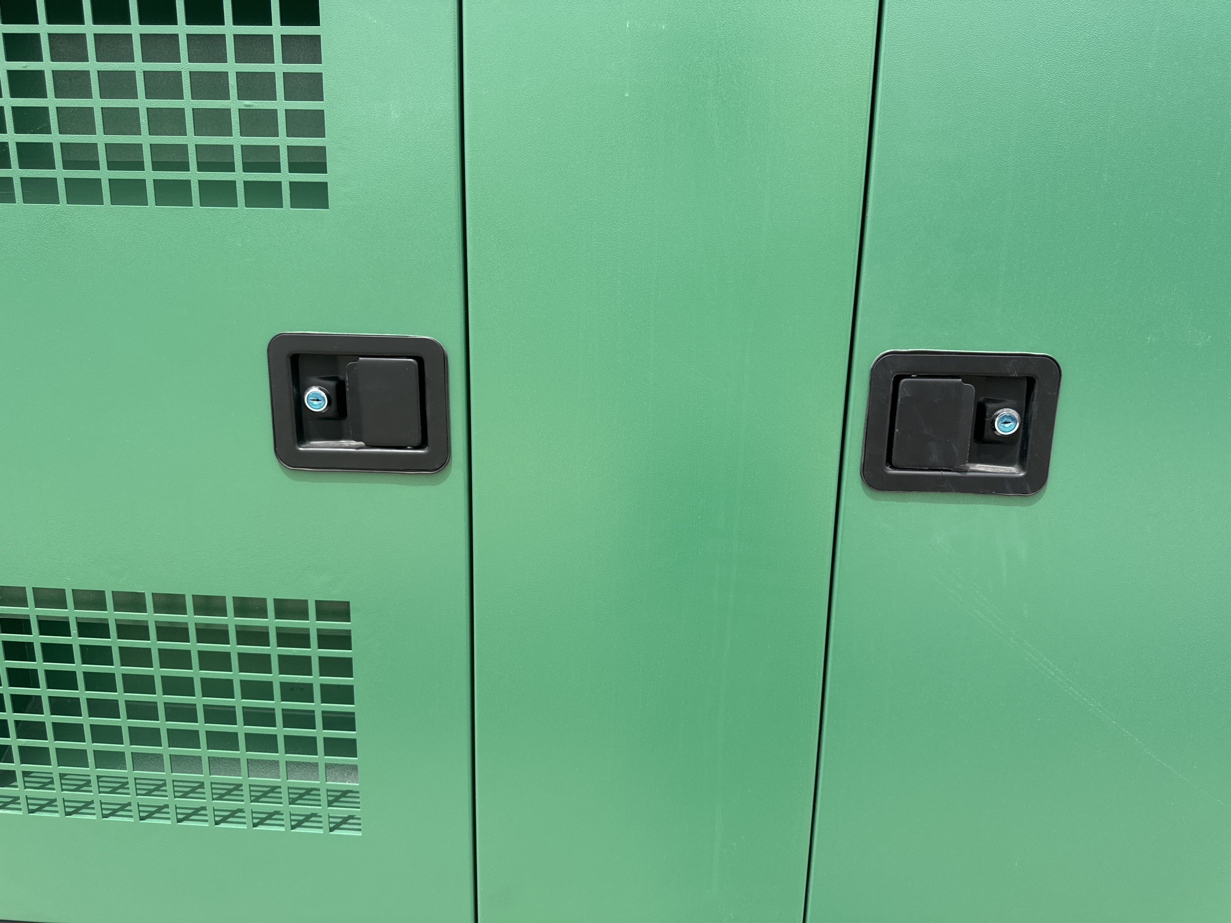 SGG-005-Green-Power-GP180-Stationary-generators-inspection-Structure-Door-handles-1