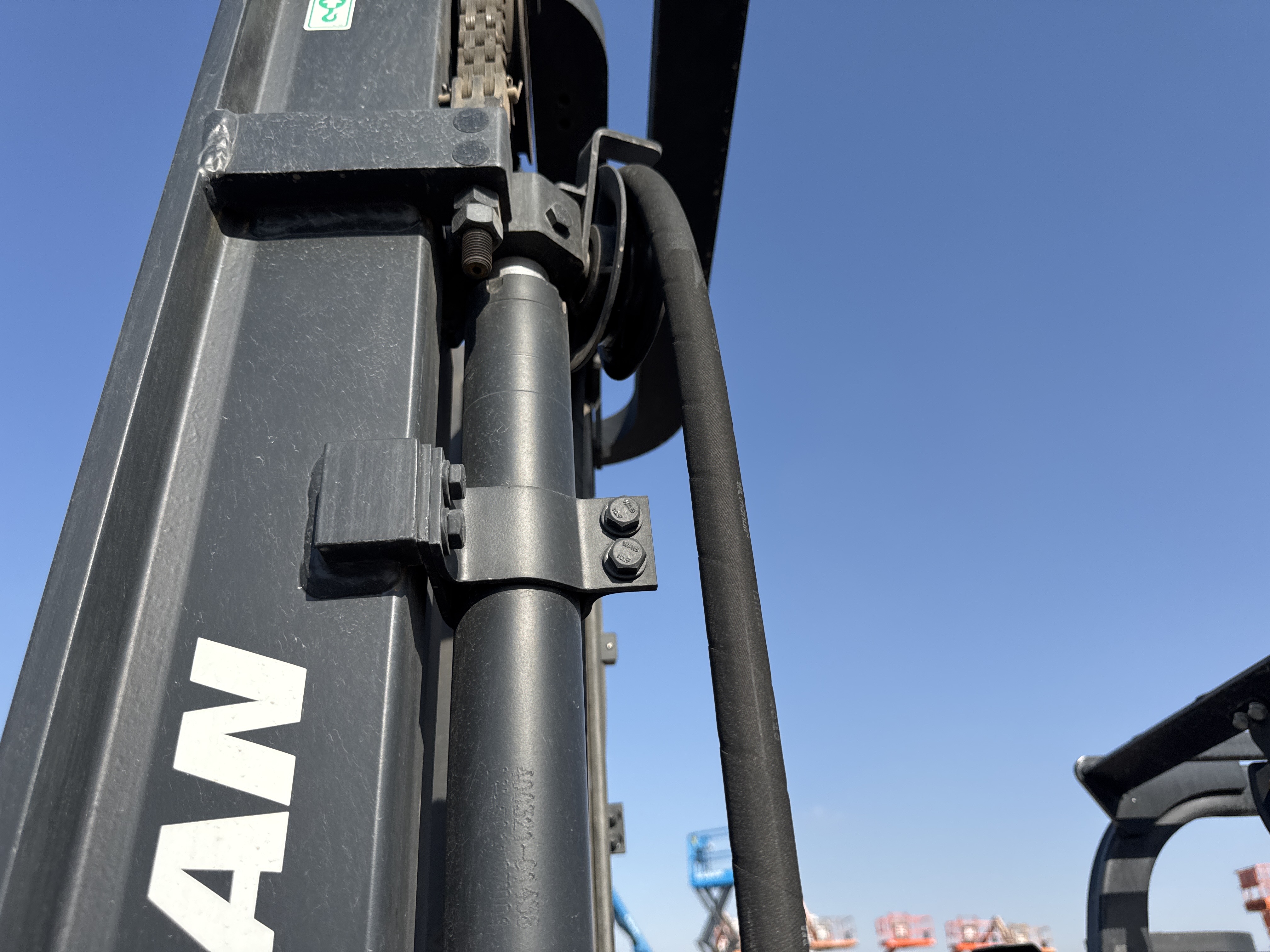 FLM-018-Doosan-G30NXP-Forklifts-inspection-Hydraulics-Hydraulic-hoses-and-lines-1