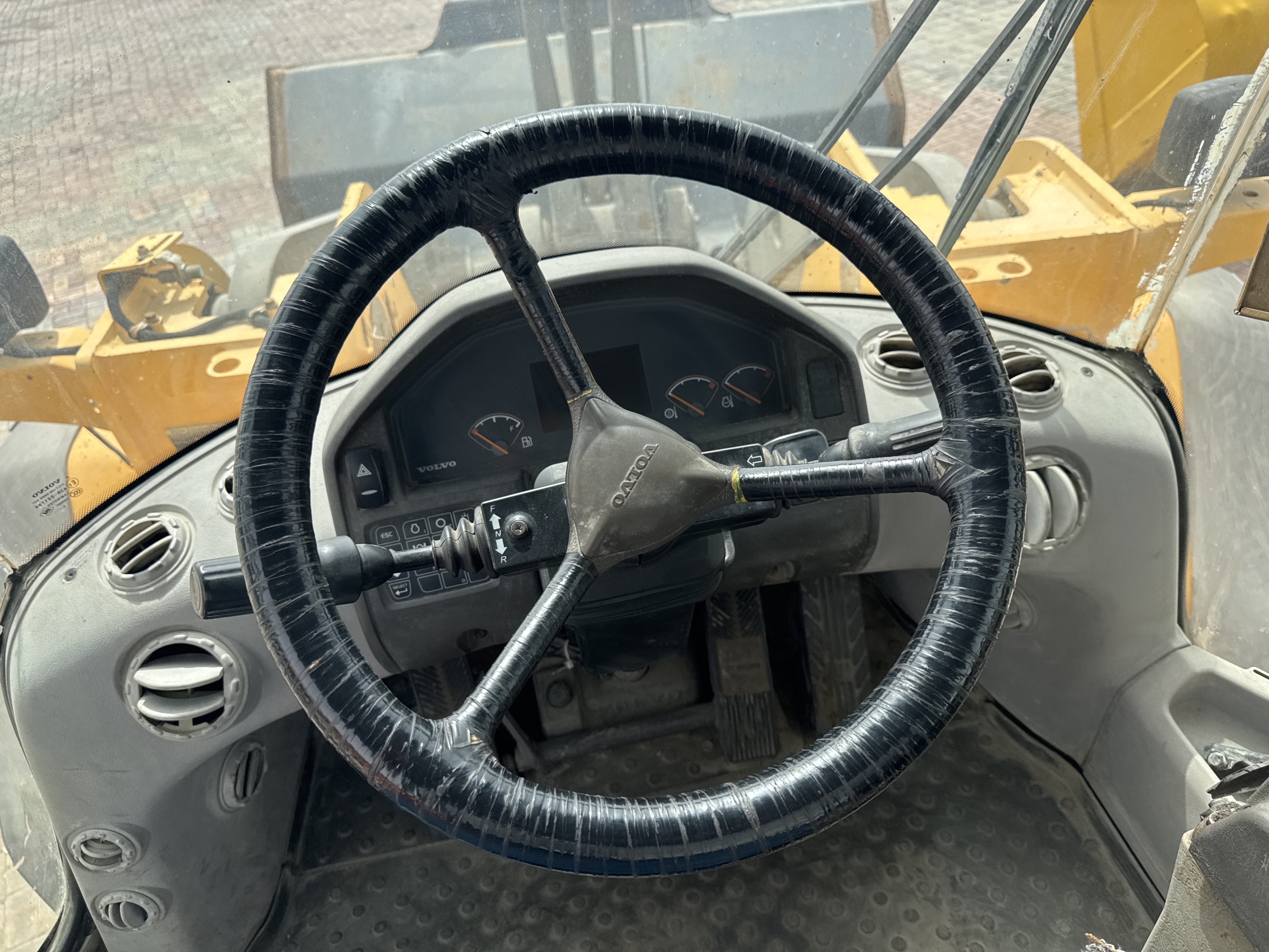 WHL-011-فولفو-L120F-لوادر-بعجلات-فحص-الكابينة-مقود-التحكم-1