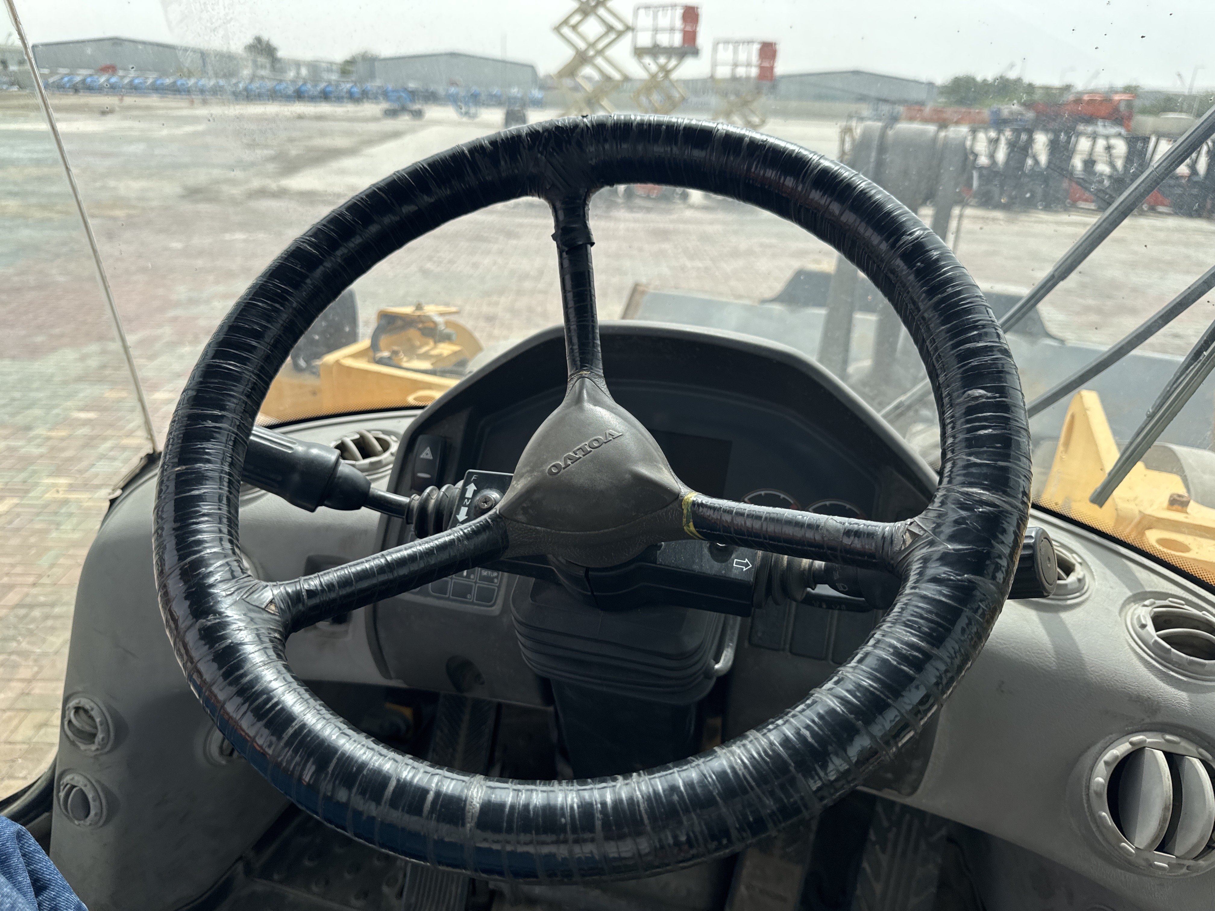 WHL-011-فولفو-L120F-لوادر-بعجلات-فحص-الكابينة-مقود-التحكم-1
