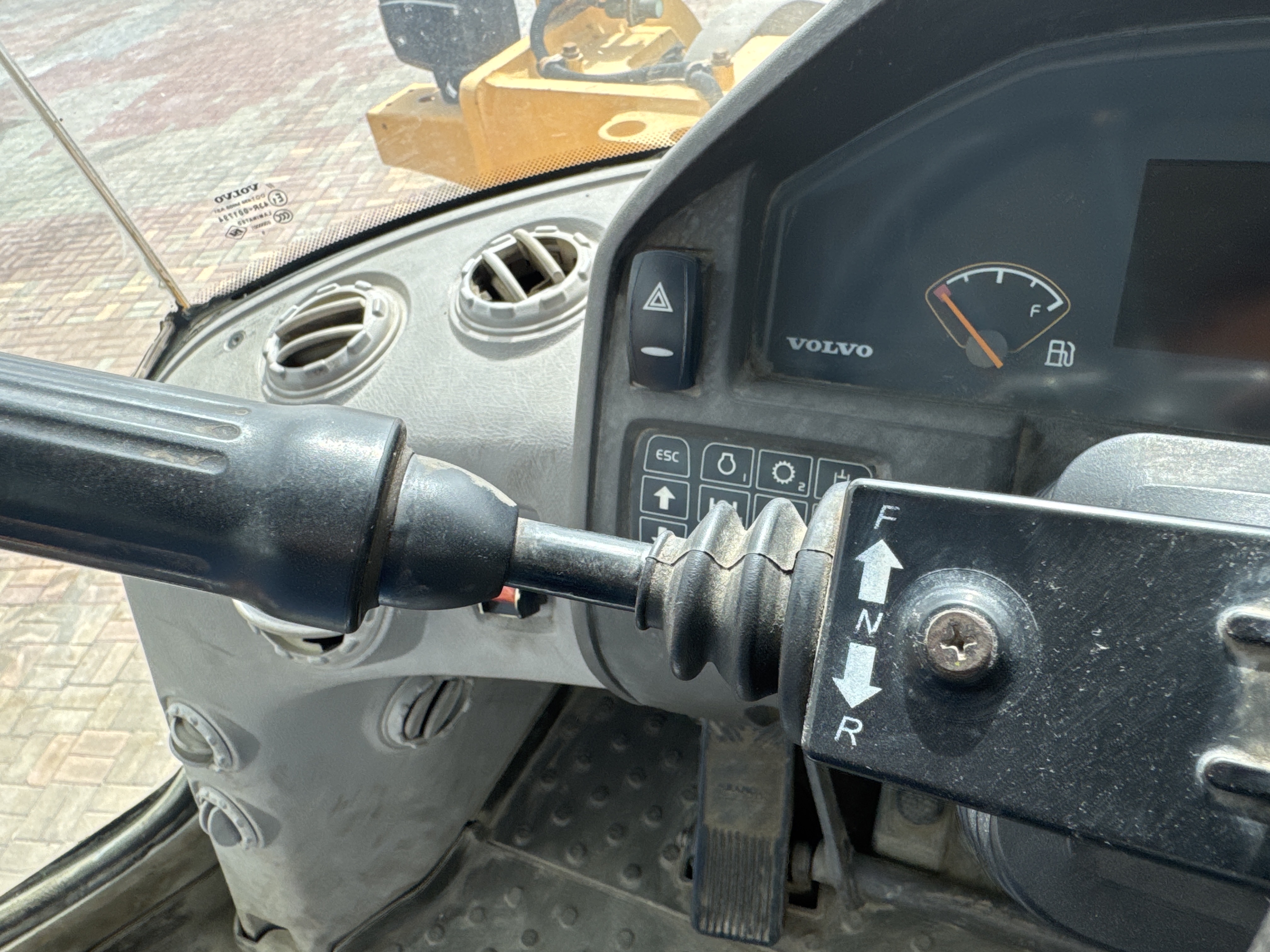 WHL-011-فولفو-L120F-لوادر-بعجلات-فحص-الكابينة-ذراع-التروس-1