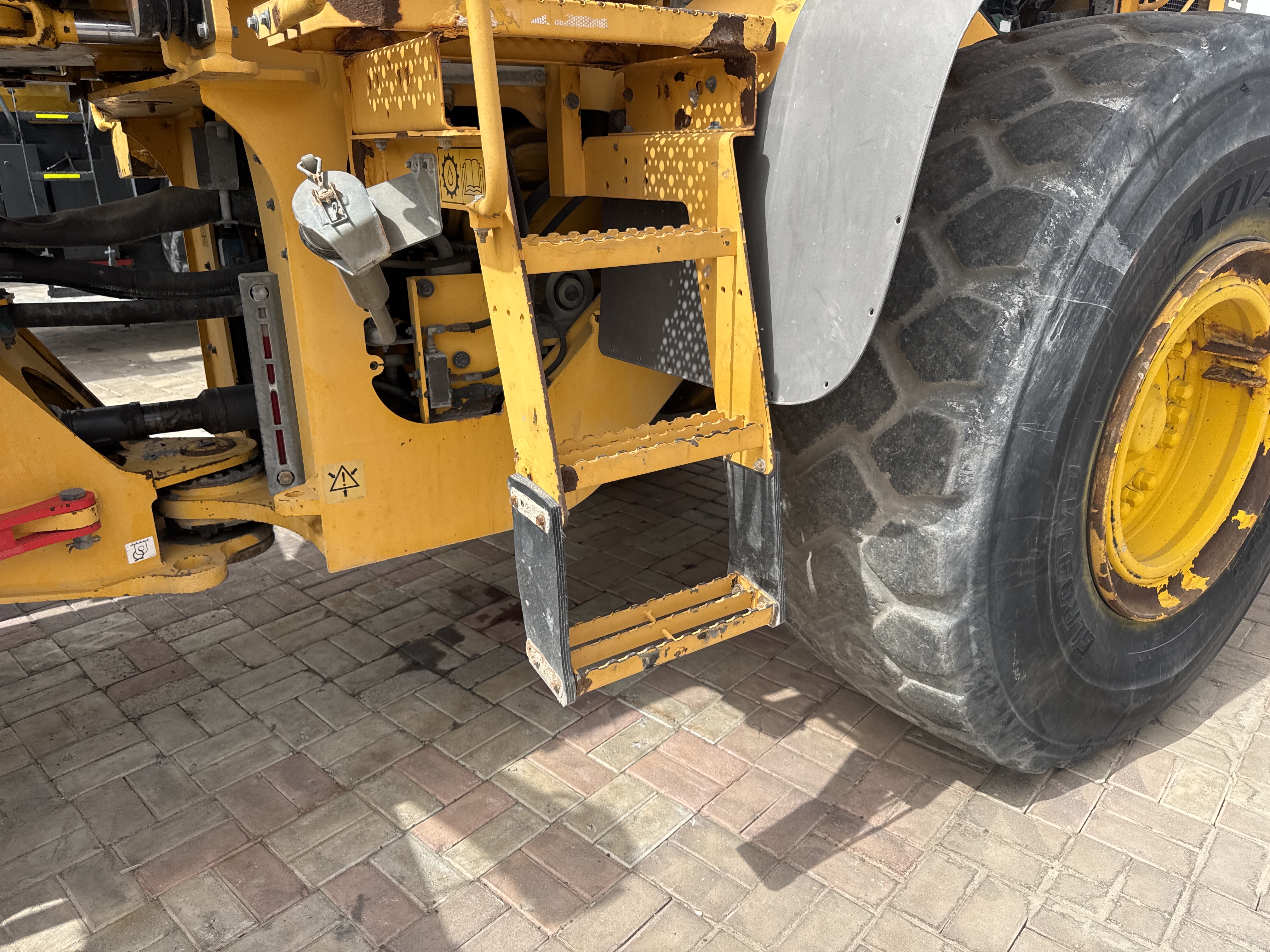 WHL-011-فولفو-L120F-لوادر-بعجلات-فحص-الهيكل-السلالم-والمداسات-1
