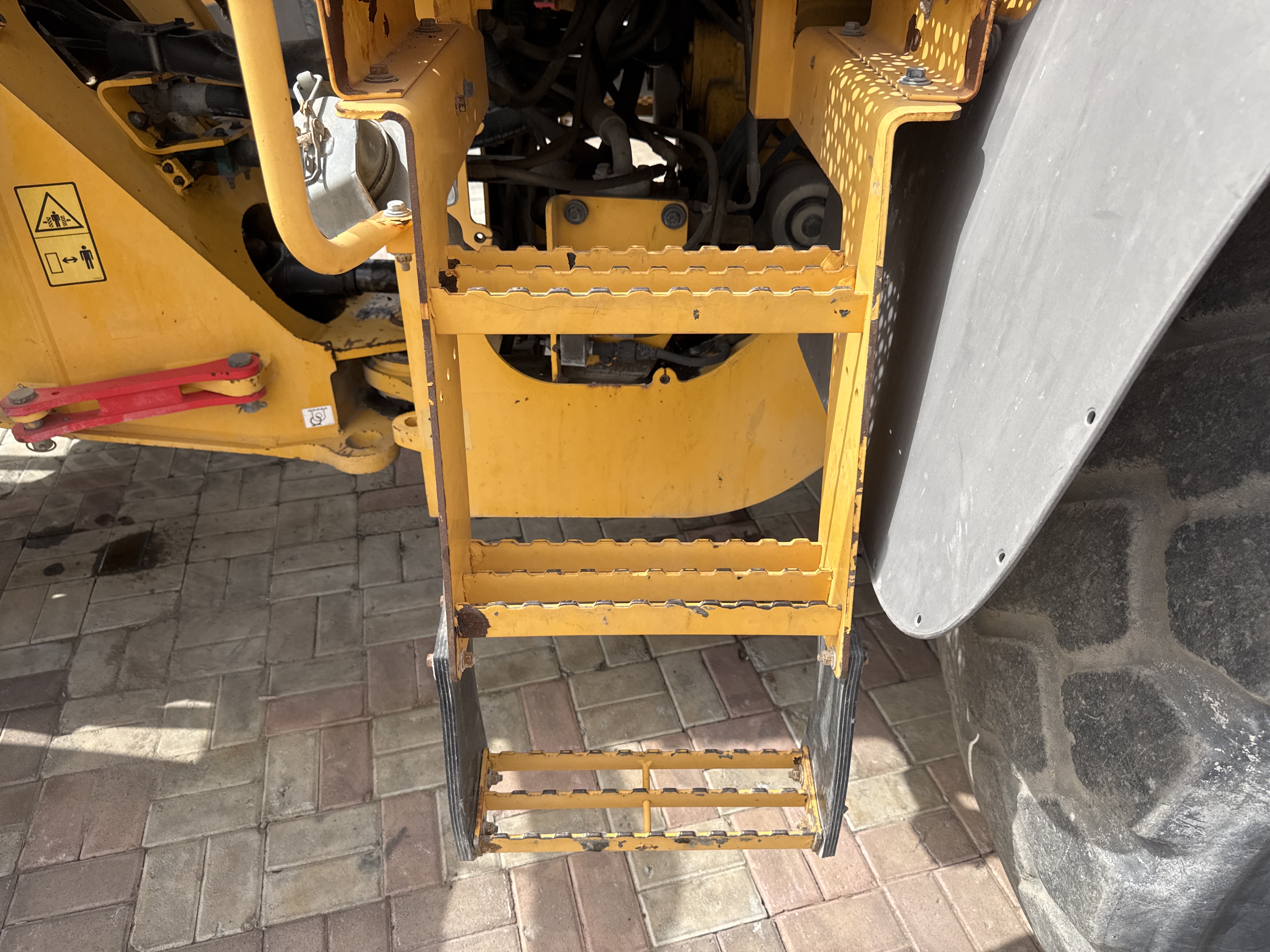WHL-011-فولفو-L120F-لوادر-بعجلات-فحص-الهيكل-السلالم-والمداسات-1