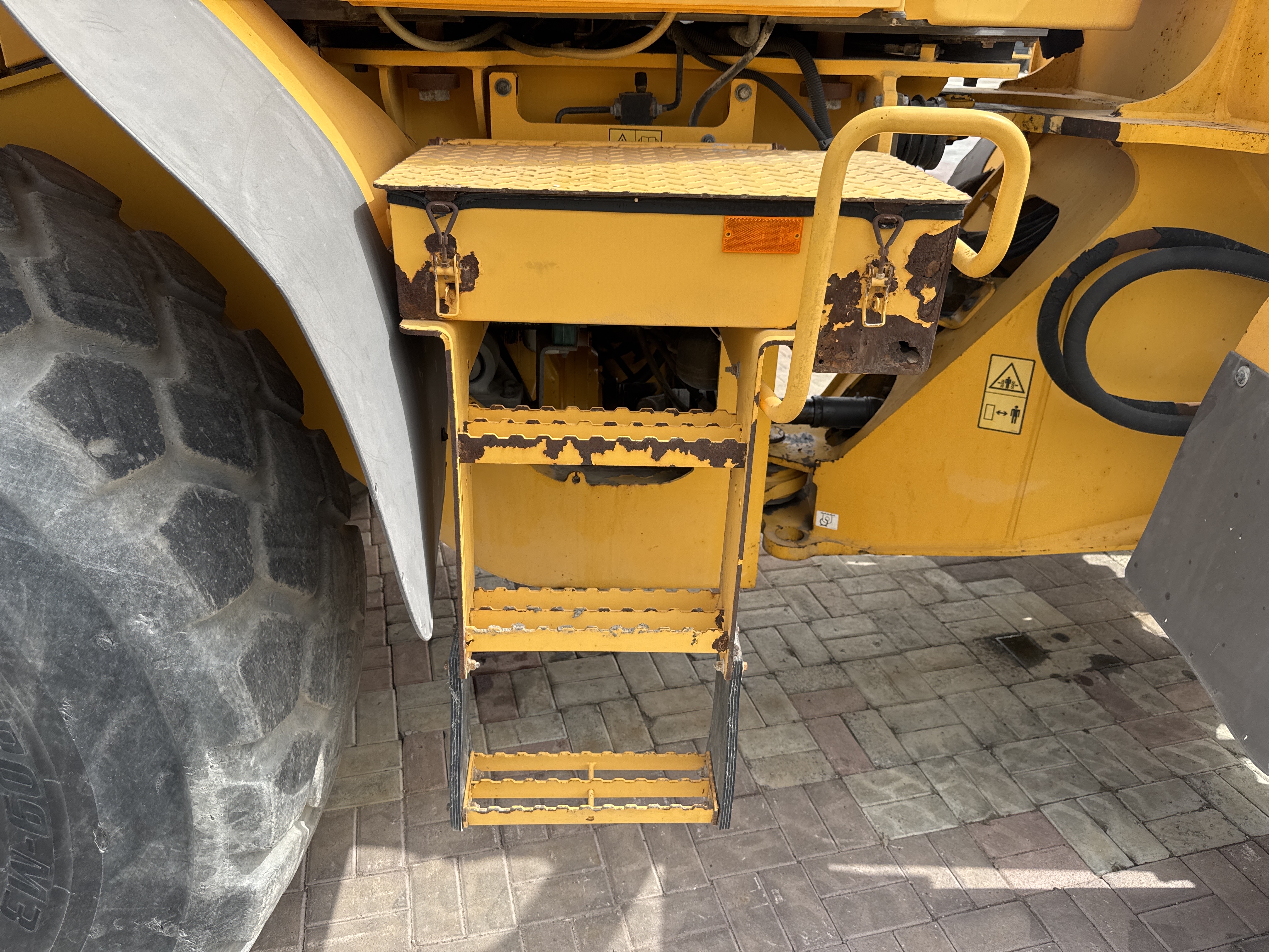 WHL-011-فولفو-L120F-لوادر-بعجلات-فحص-الهيكل-السلالم-والمداسات-3