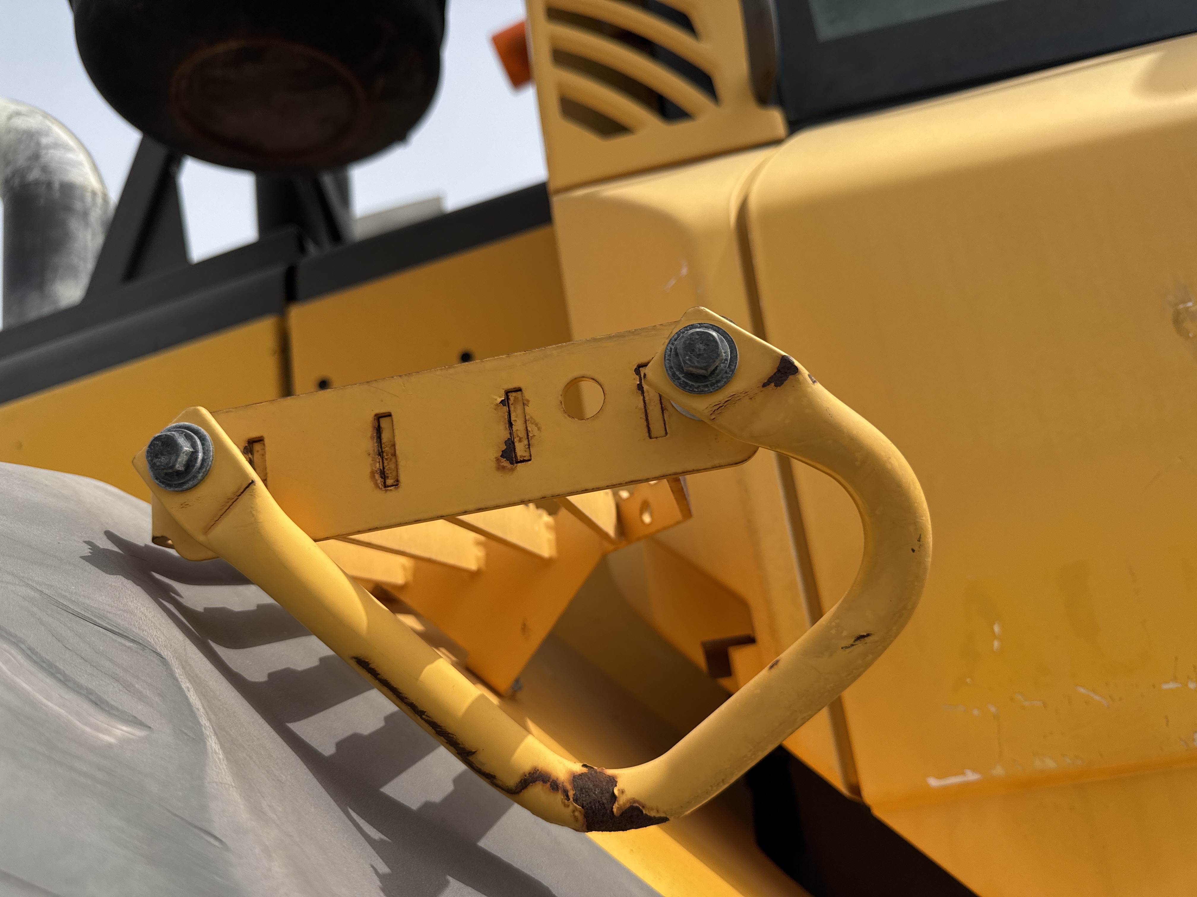 WHL-011-فولفو-L120F-لوادر-بعجلات-فحص-الهيكل-الدرابزين-1