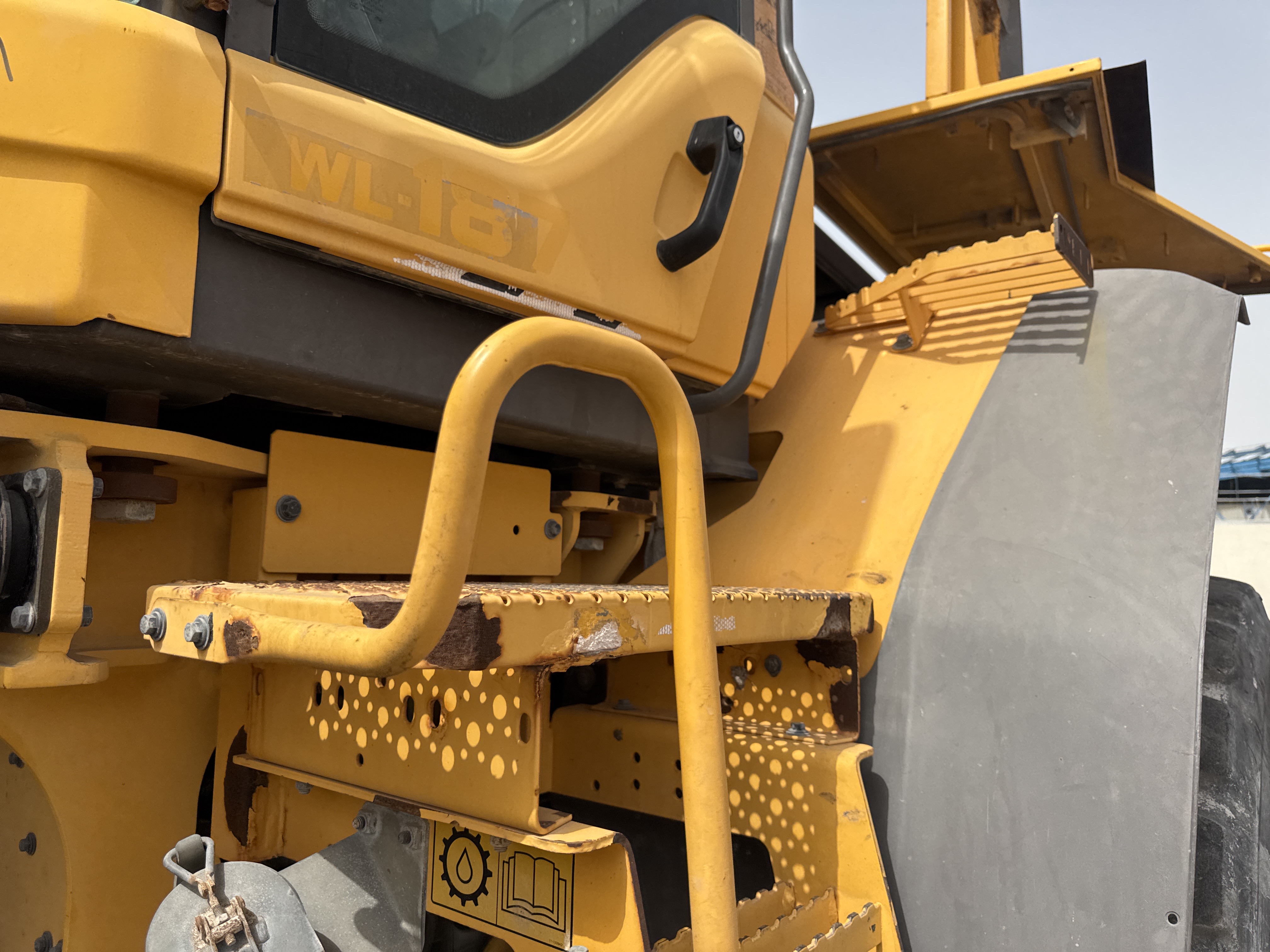 WHL-011-فولفو-L120F-لوادر-بعجلات-فحص-الهيكل-الدرابزين-1