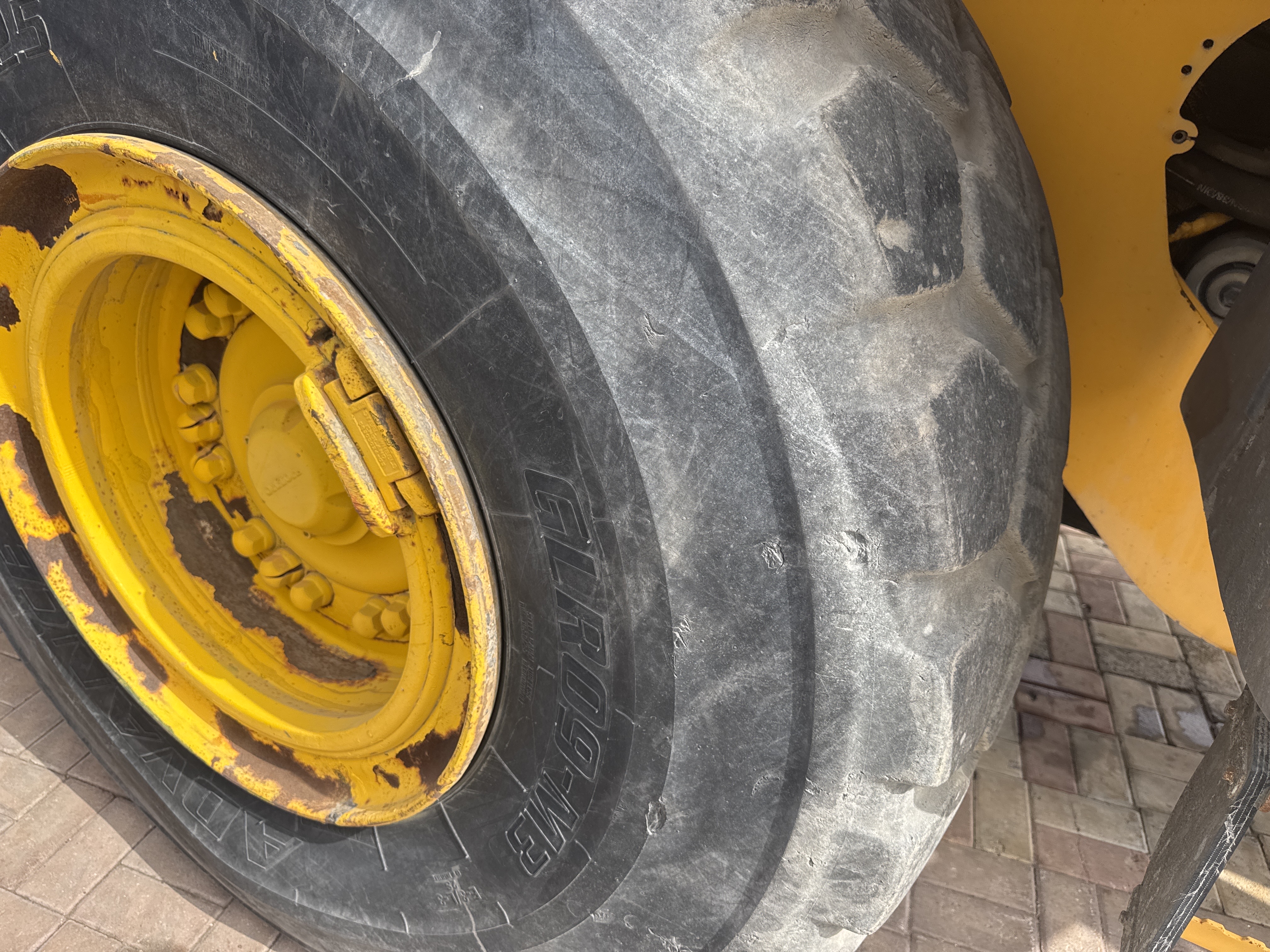 WHL-011-فولفو-L120F-لوادر-بعجلات-فحص-الهيكل-الإطار-الخلفي-الأيمن-/-محور-العجلة---الحالة-1