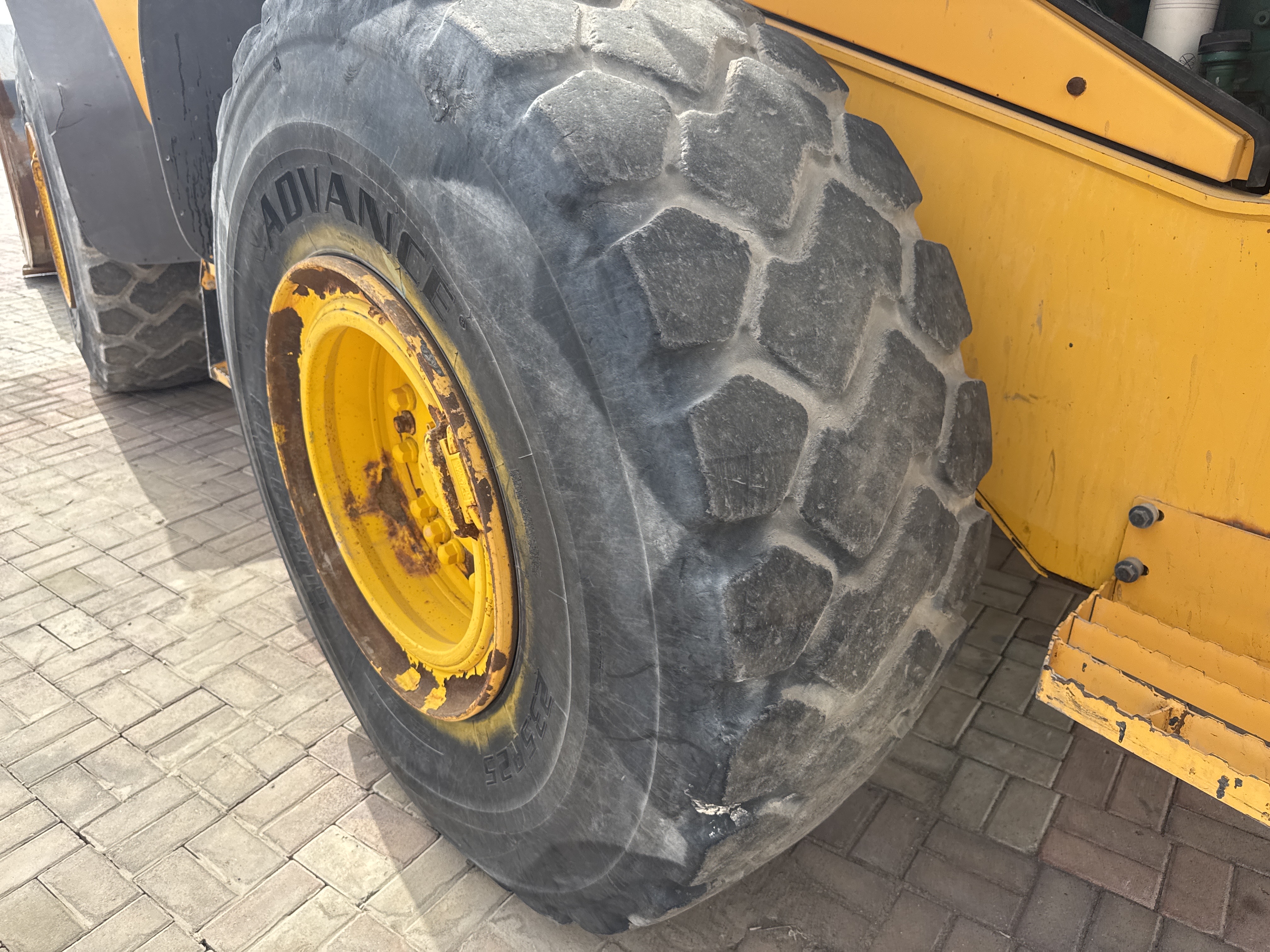 WHL-011-فولفو-L120F-لوادر-بعجلات-فحص-الهيكل-الإطار-الخلفي-الأيسر-/-محور-العجلة---الحالة-1