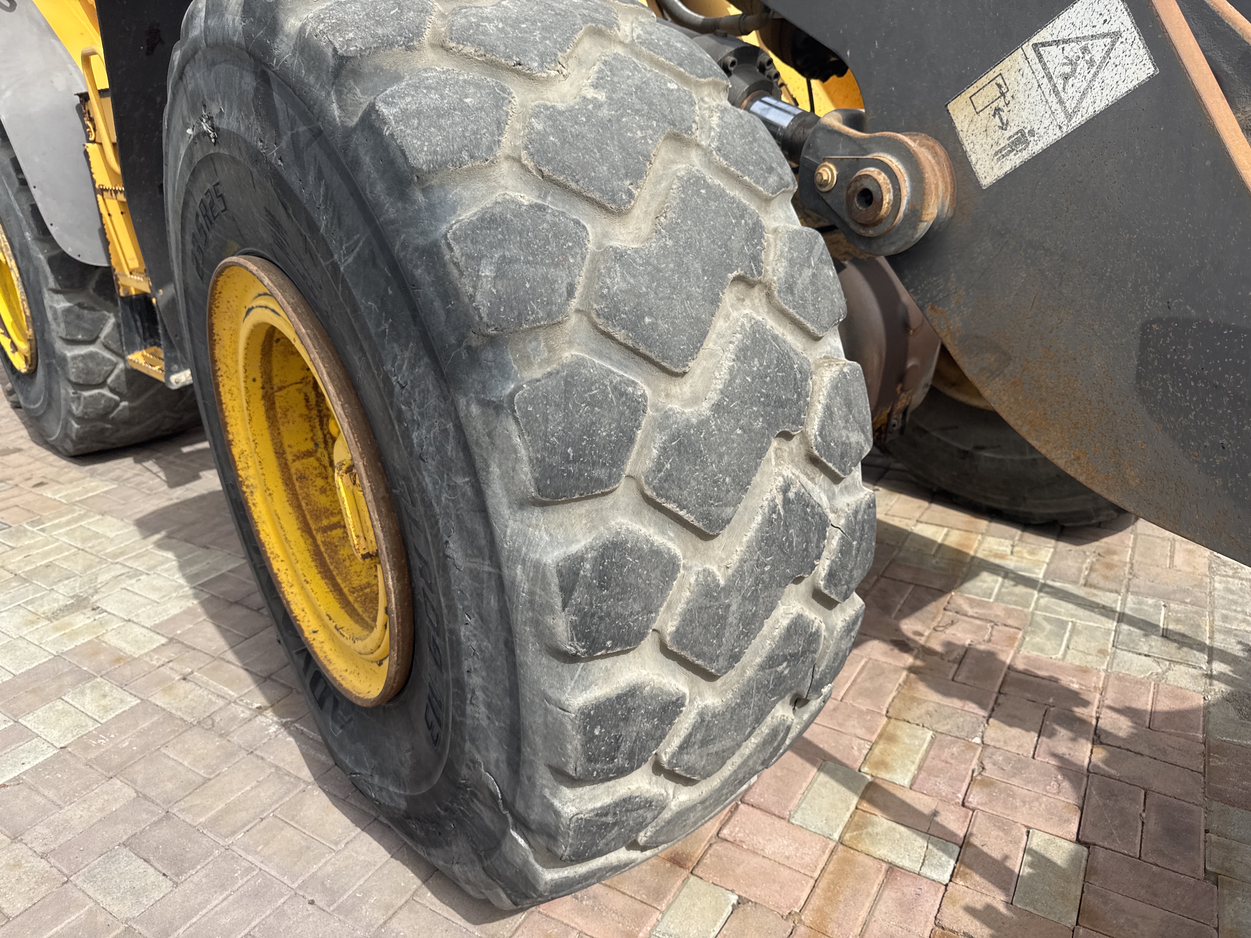 WHL-011-فولفو-L120F-لوادر-بعجلات-فحص-الهيكل-الإطار-الأمامي-الأيمن-/-محور-العجلة---الحالة-1