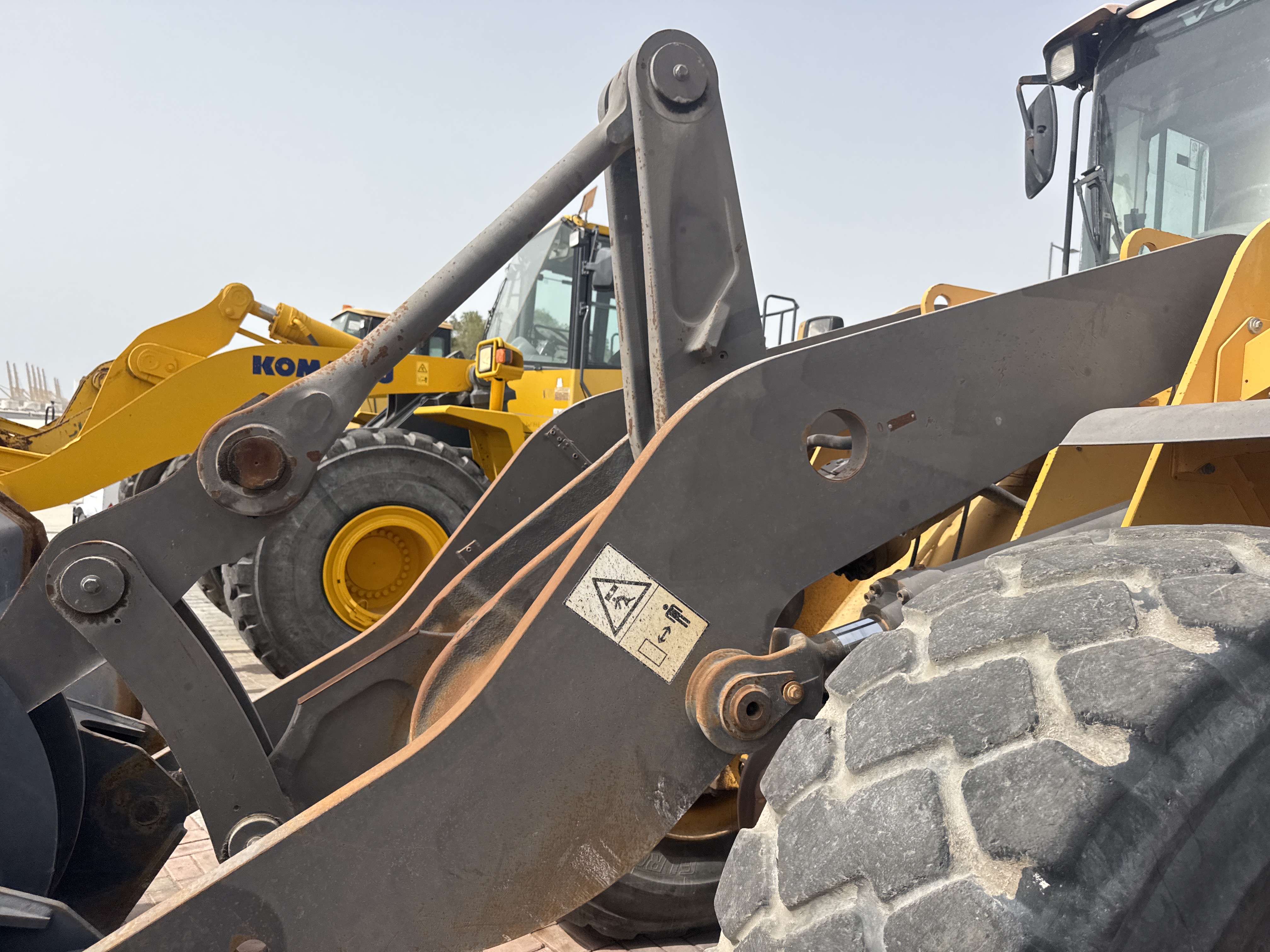 WHL-011-فولفو-L120F-لوادر-بعجلات-فحص-الهيكل-ذراع-الرفع-1