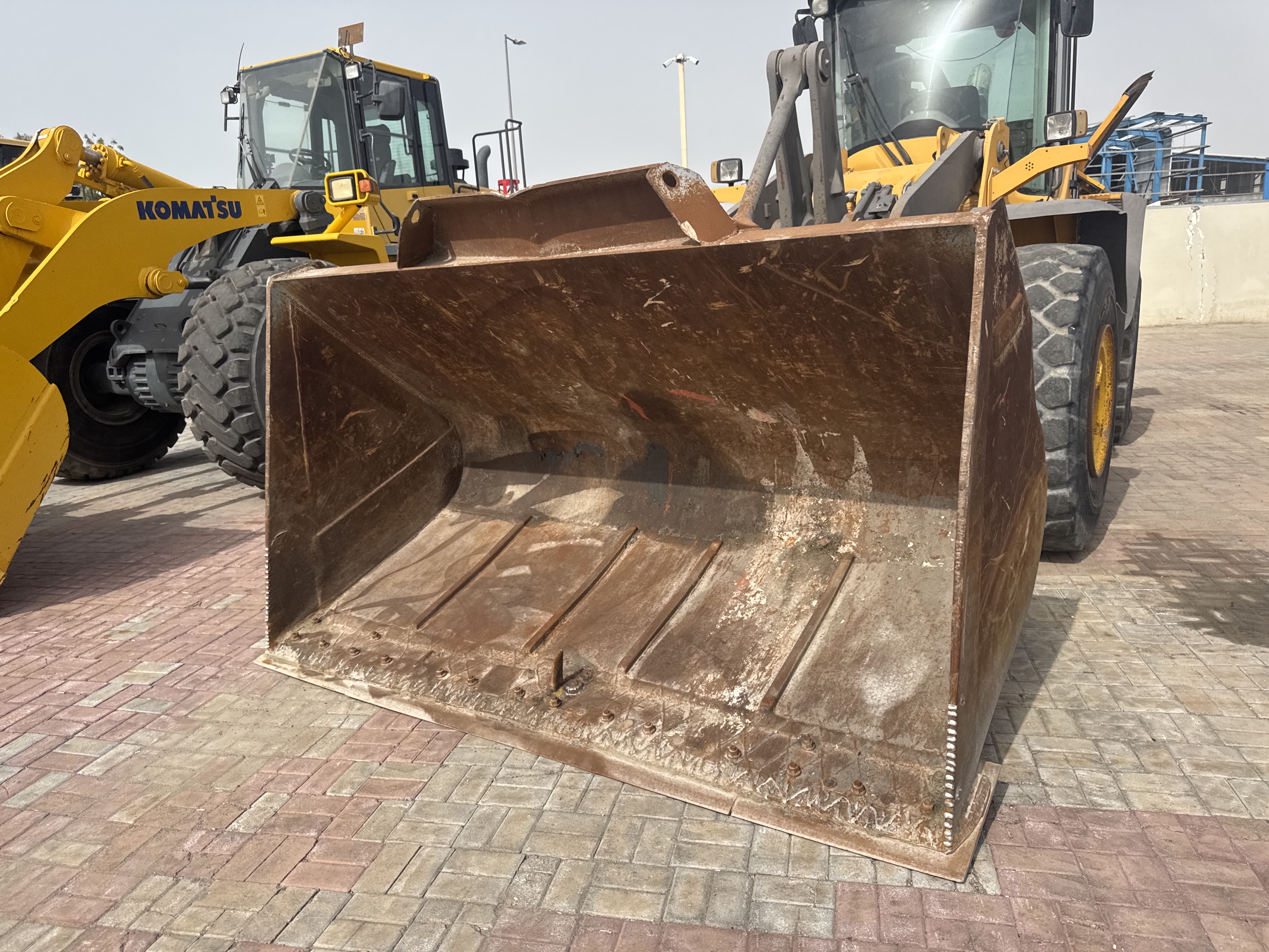 WHL-011-فولفو-L120F-لوادر-بعجلات-فحص-المرفقات-حالة-دلو-اللودر-1