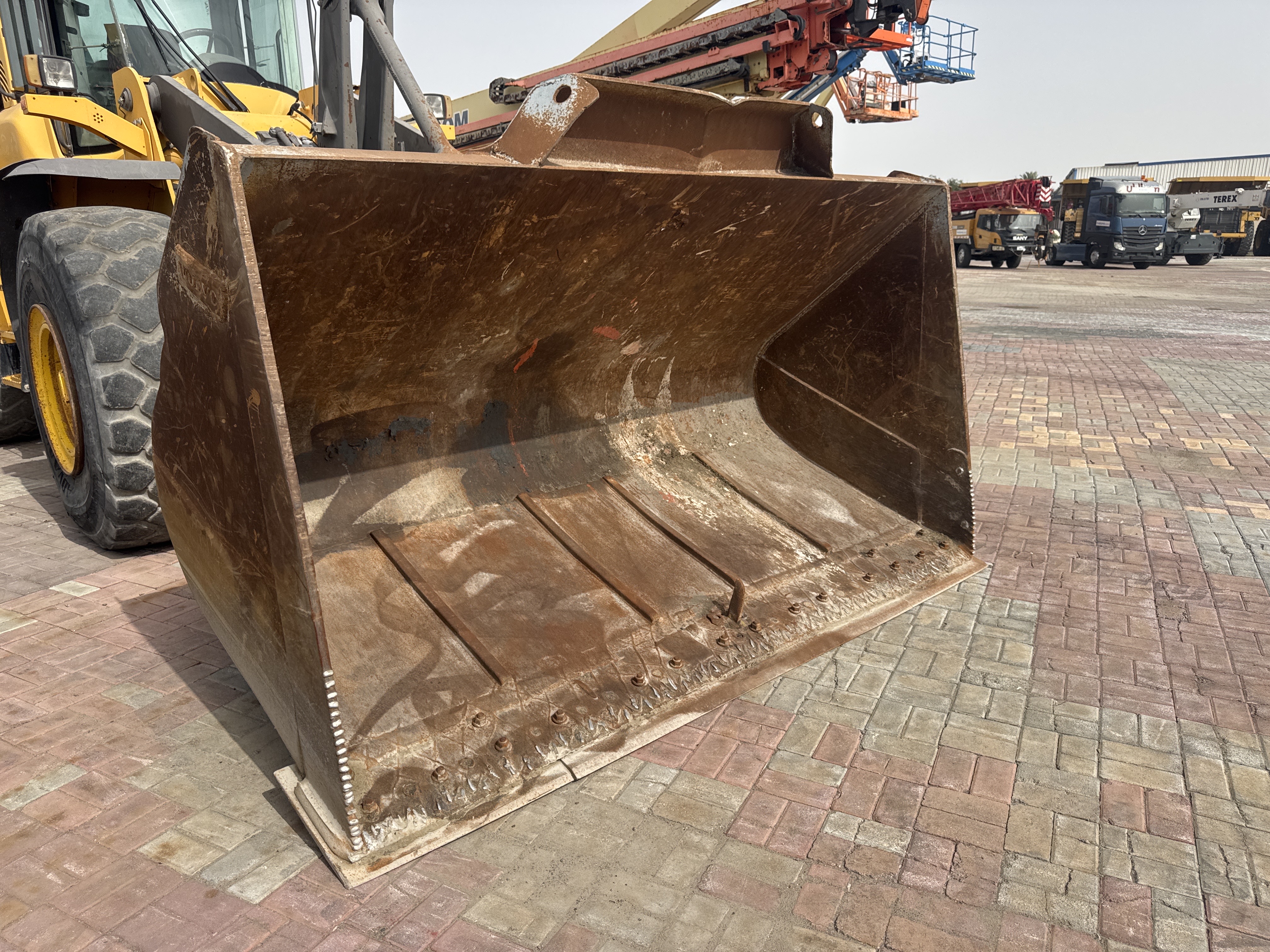 WHL-011-فولفو-L120F-لوادر-بعجلات-فحص-المرفقات-حالة-دلو-اللودر-1