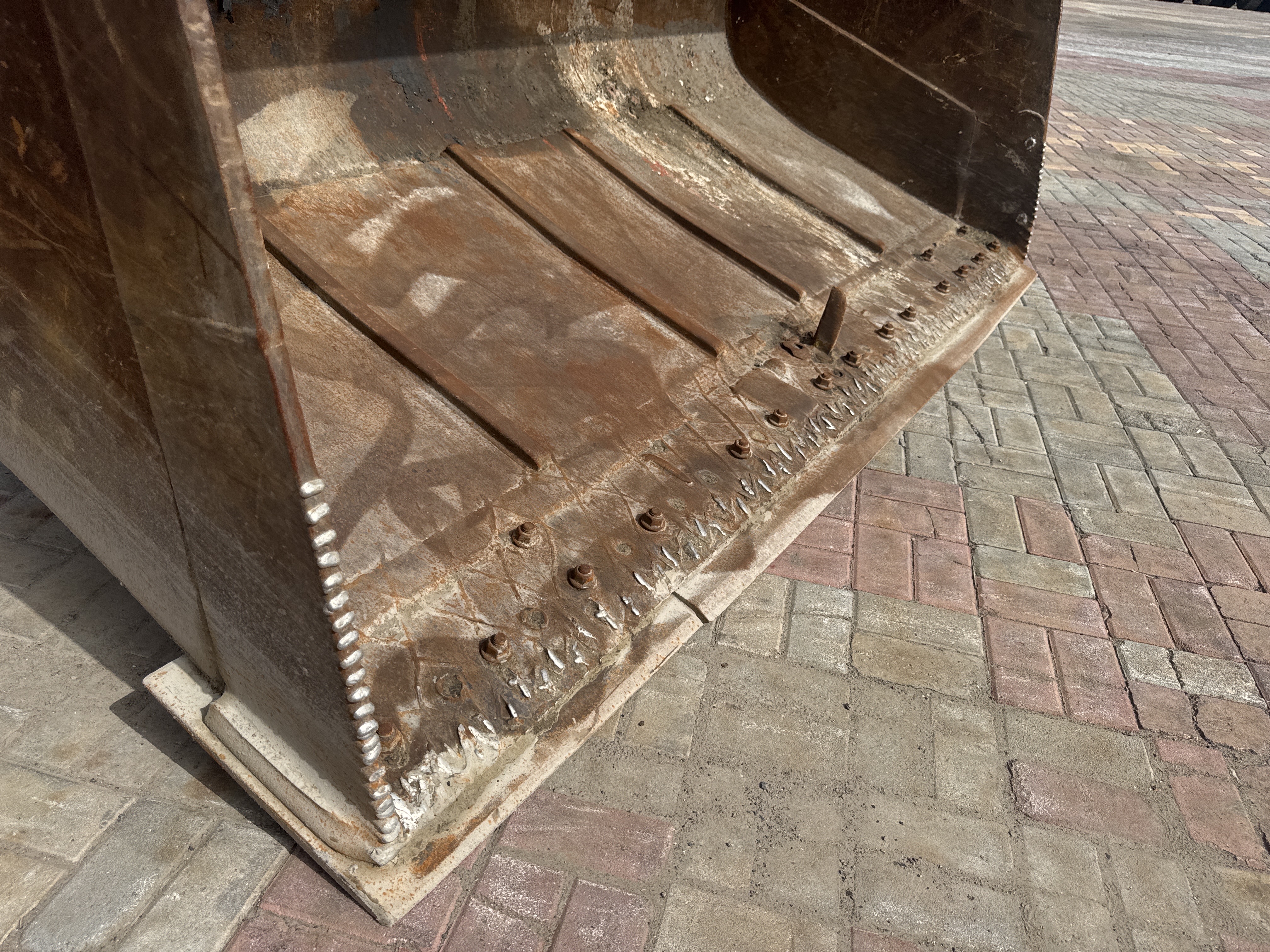WHL-011-فولفو-L120F-لوادر-بعجلات-فحص-المرفقات-أسنان-وحواف-القطع-لدلو-اللودر-1
