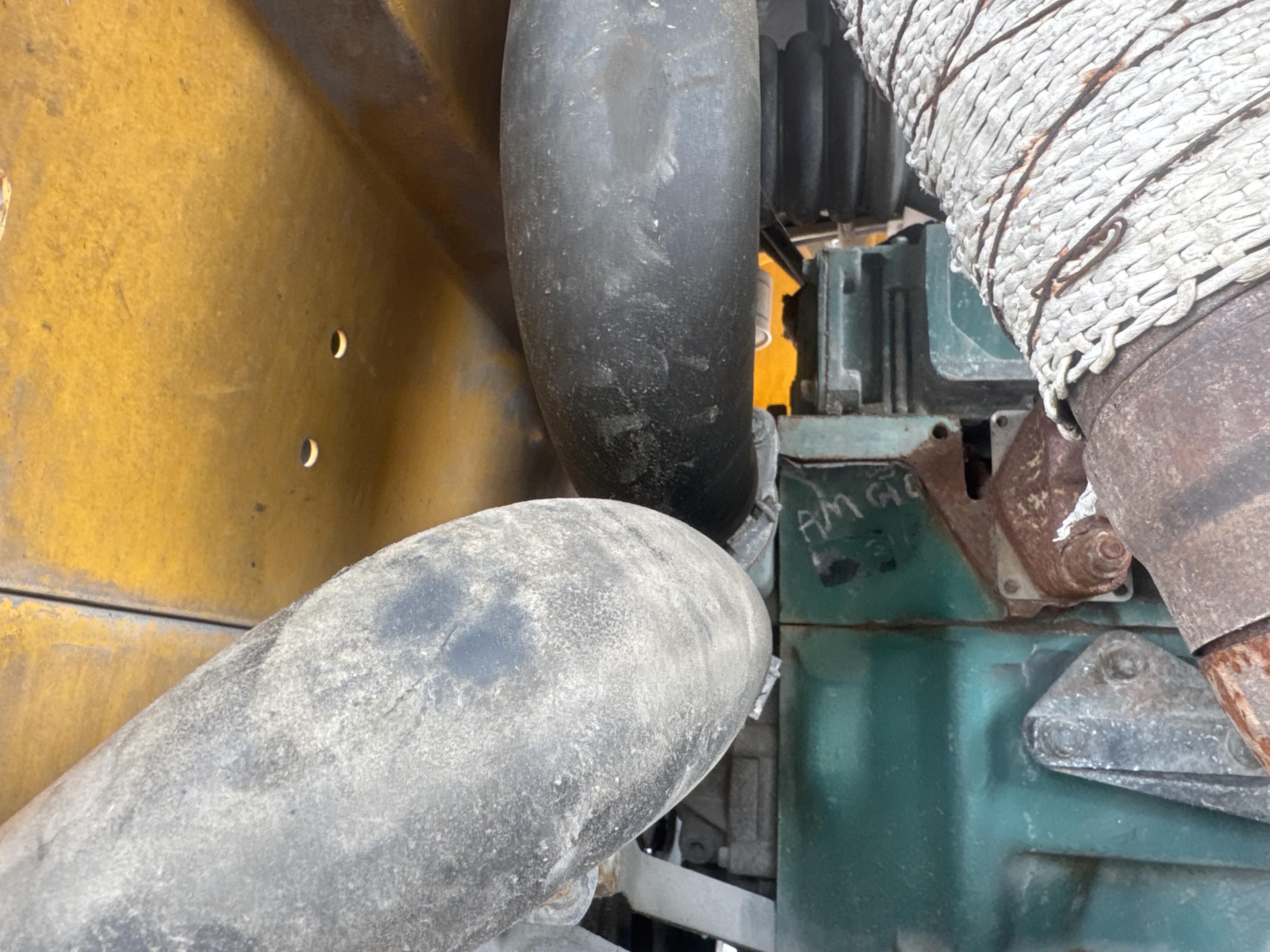 WHL-011-فولفو-L120F-لوادر-بعجلات-فحص-المحرك-الخراطيم-1