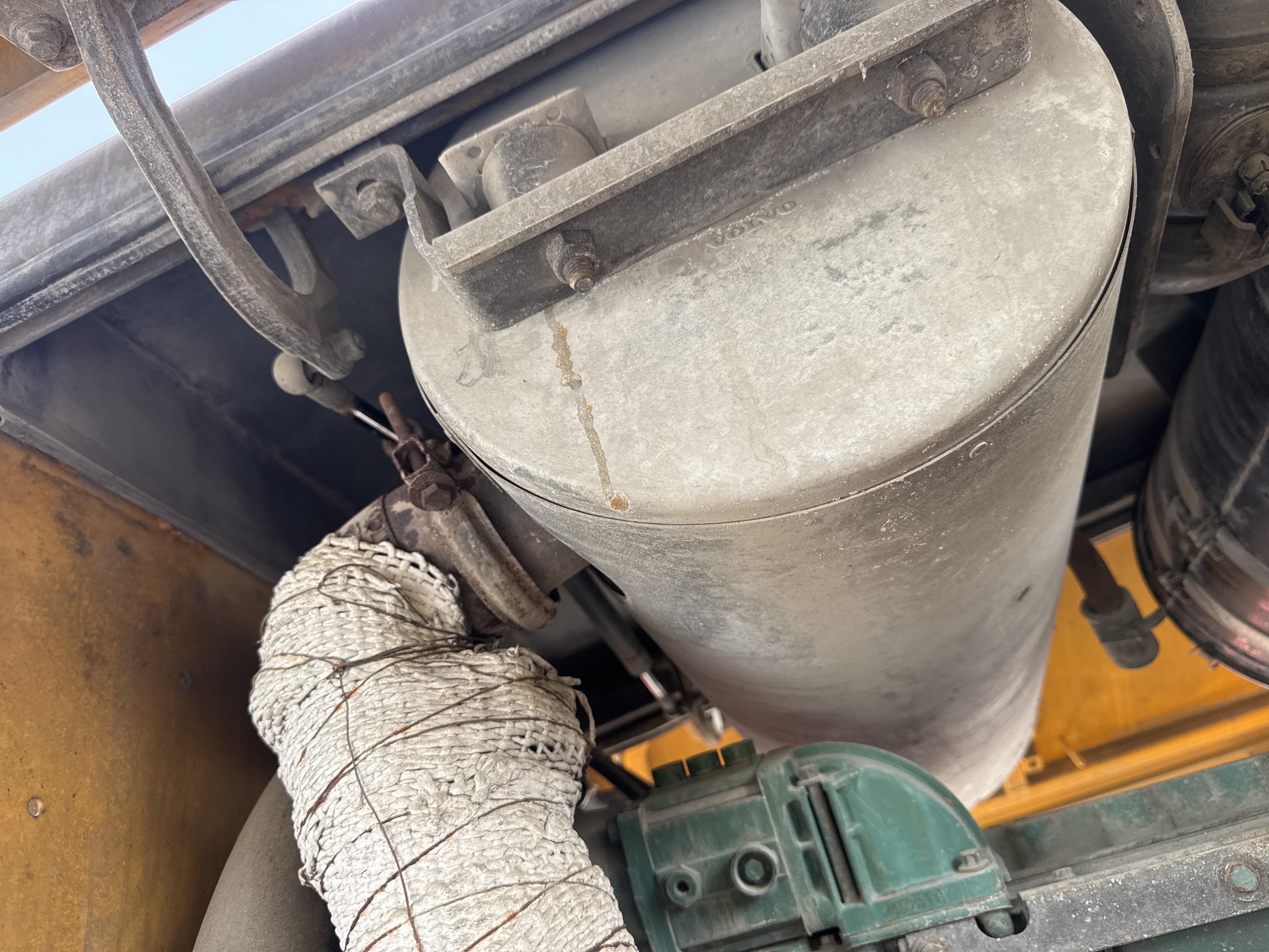 WHL-011-فولفو-L120F-لوادر-بعجلات-فحص-المحرك-نظام-العادم-1