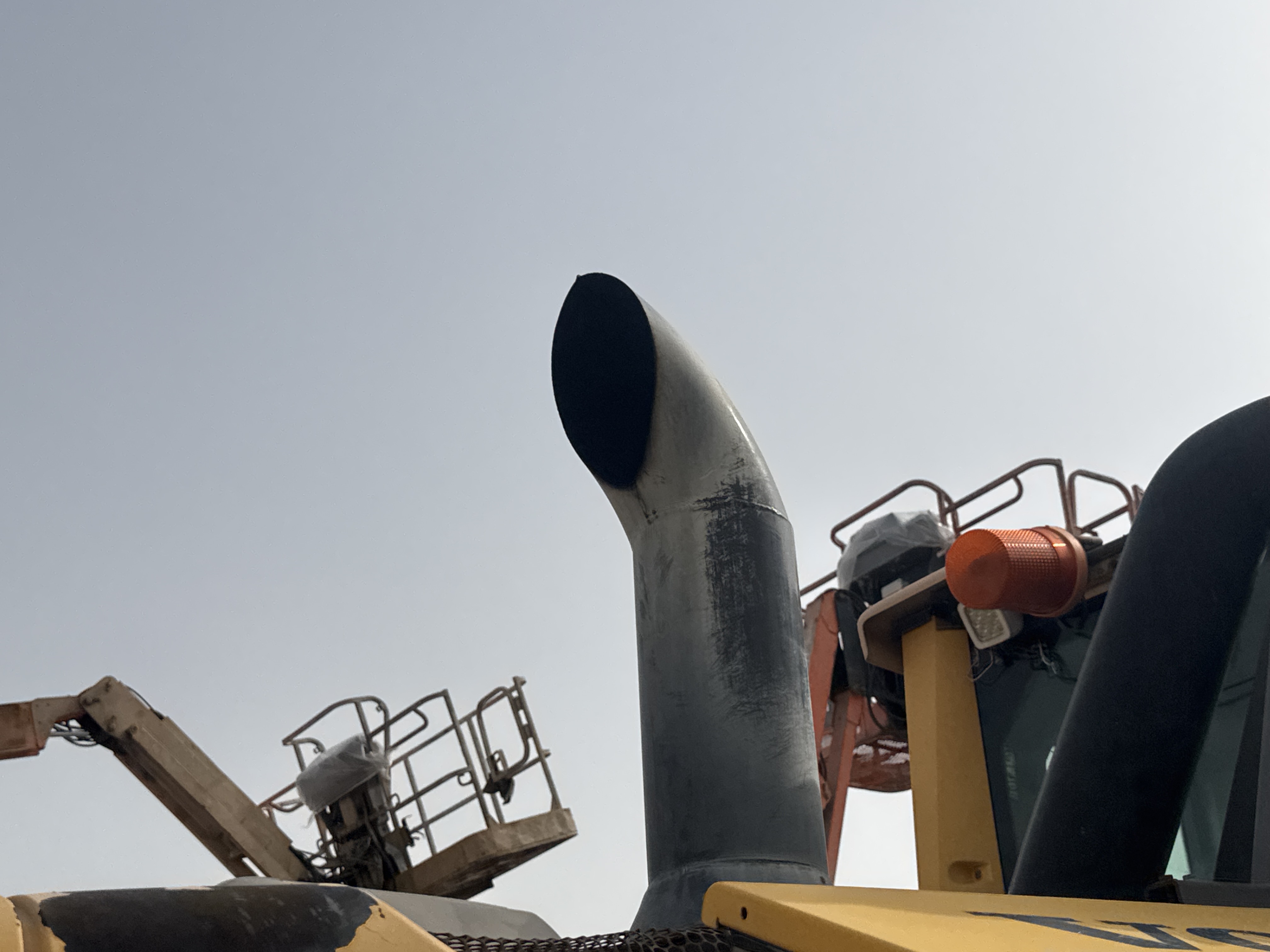WHL-011-فولفو-L120F-لوادر-بعجلات-فحص-المحرك-نظام-العادم-1
