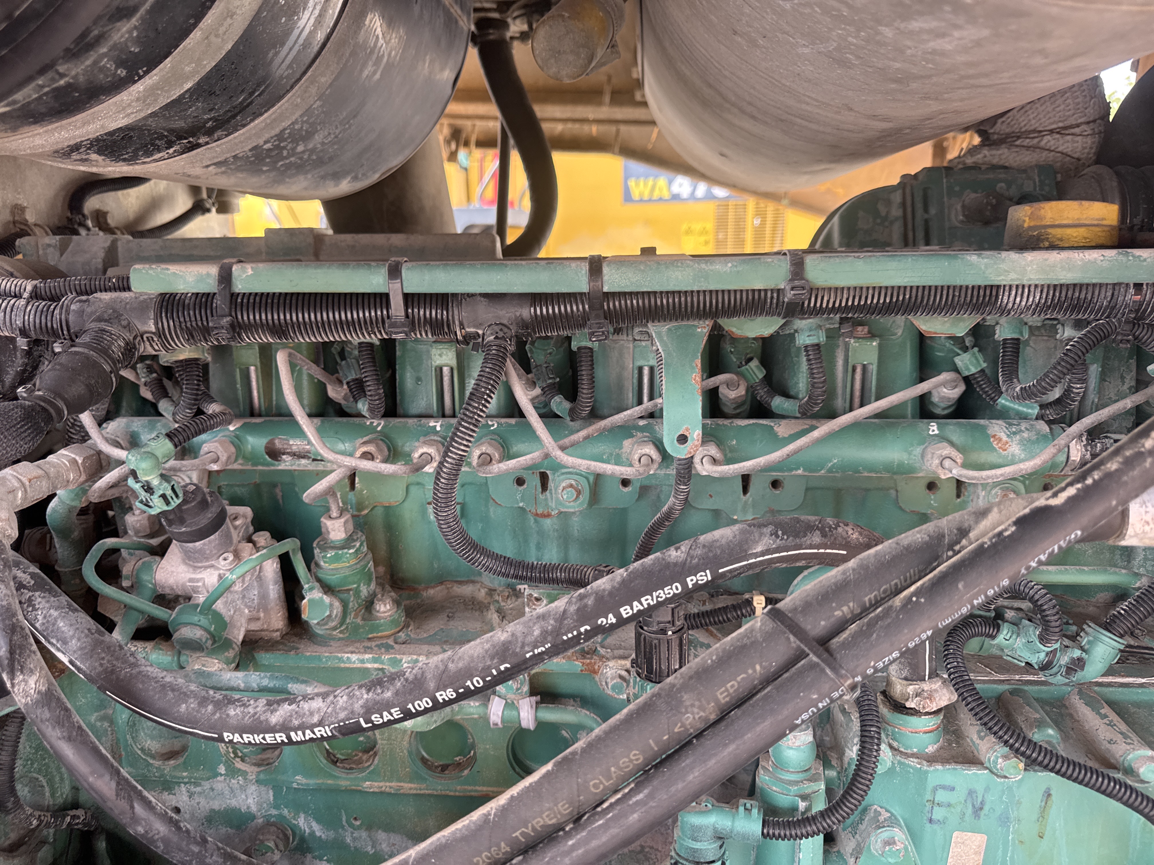WHL-011-فولفو-L120F-لوادر-بعجلات-فحص-المحرك-تسريب-الوقود-1
