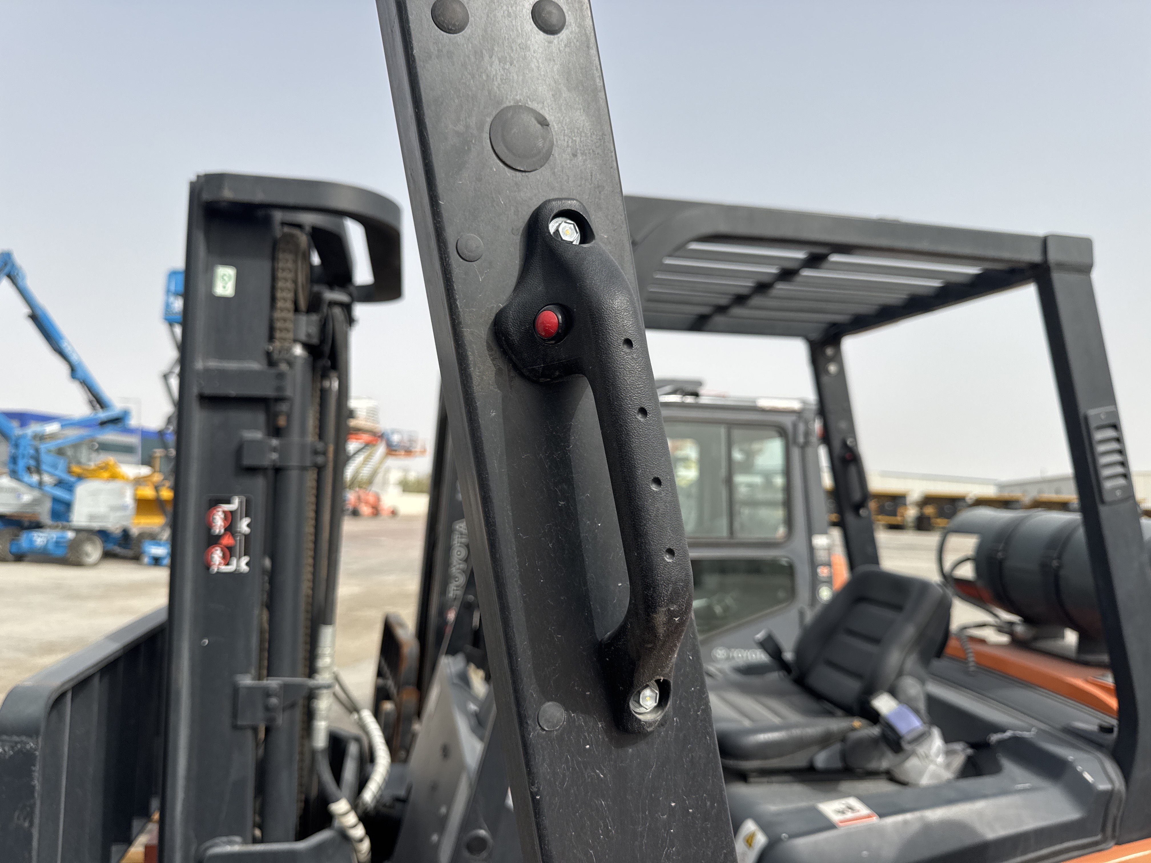 FLM-020-دوسان-G30NXP-رافعات-شوكية-فحص-الهيكل-الدرابزين-1