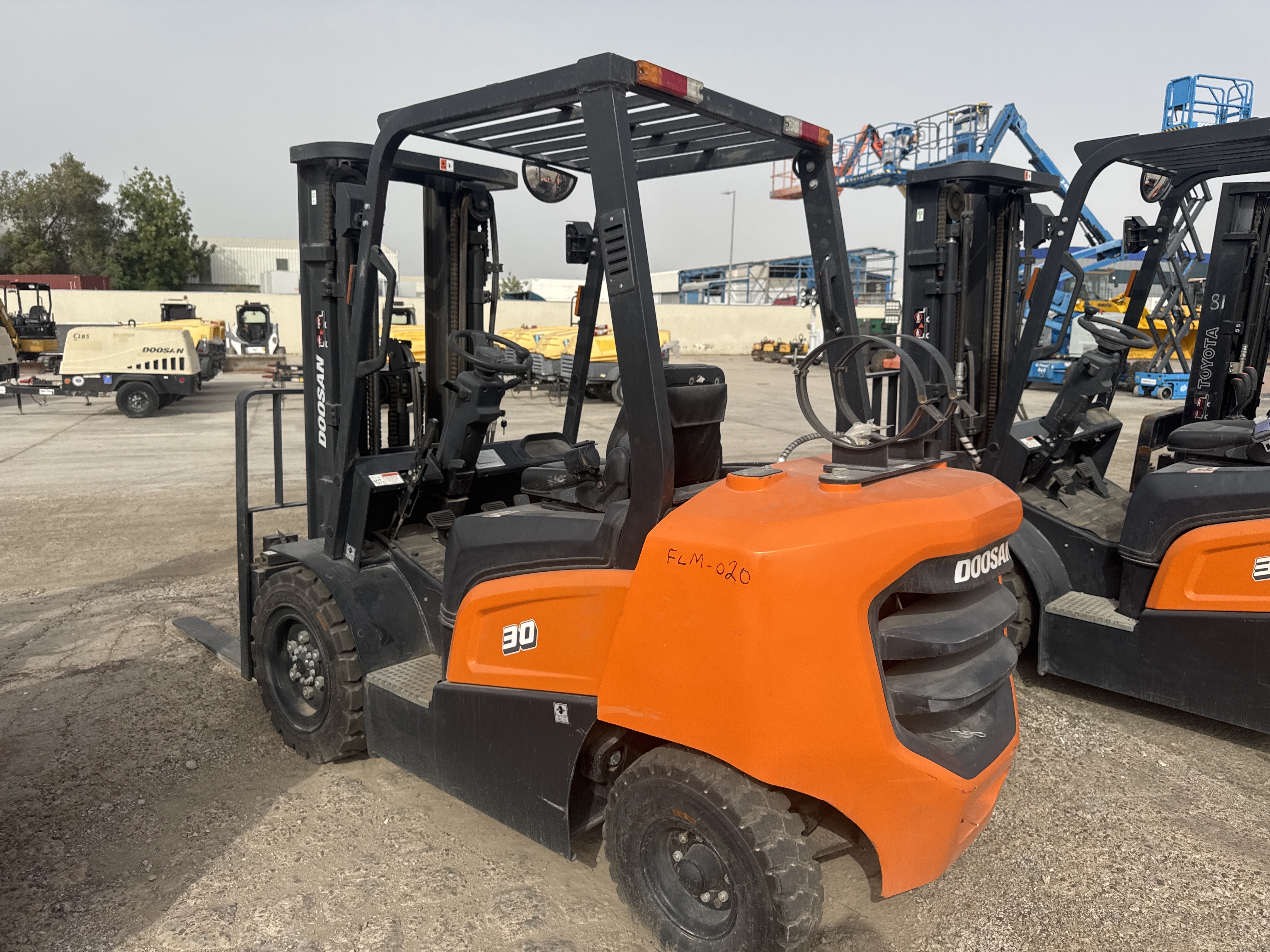 FLM-020-دوسان-G30NXP-رافعات-شوكية-فحص-الهيكل-الصبغ-1