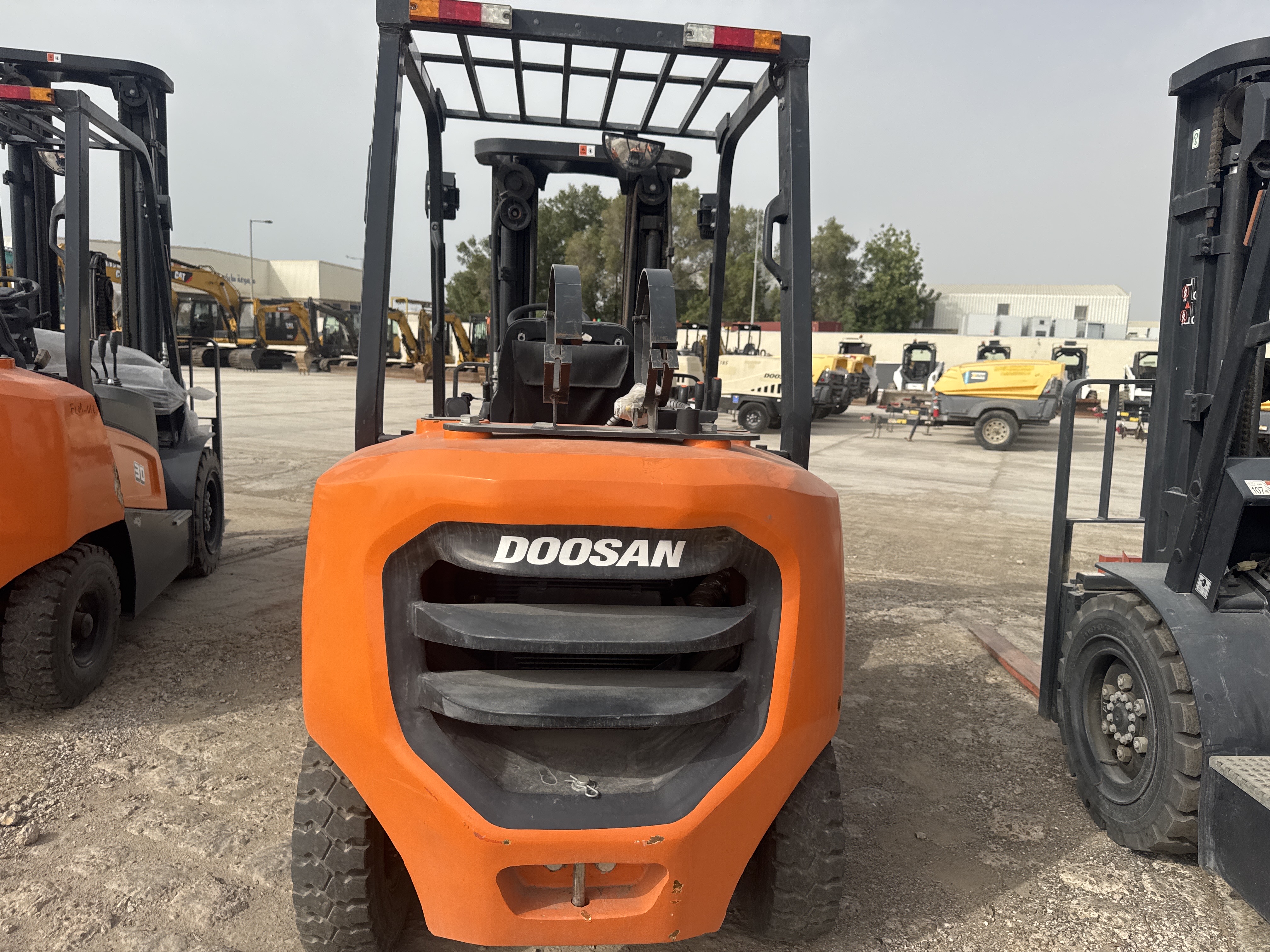 FLM-020-دوسان-G30NXP-رافعات-شوكية-فحص-الهيكل-الصبغ-1