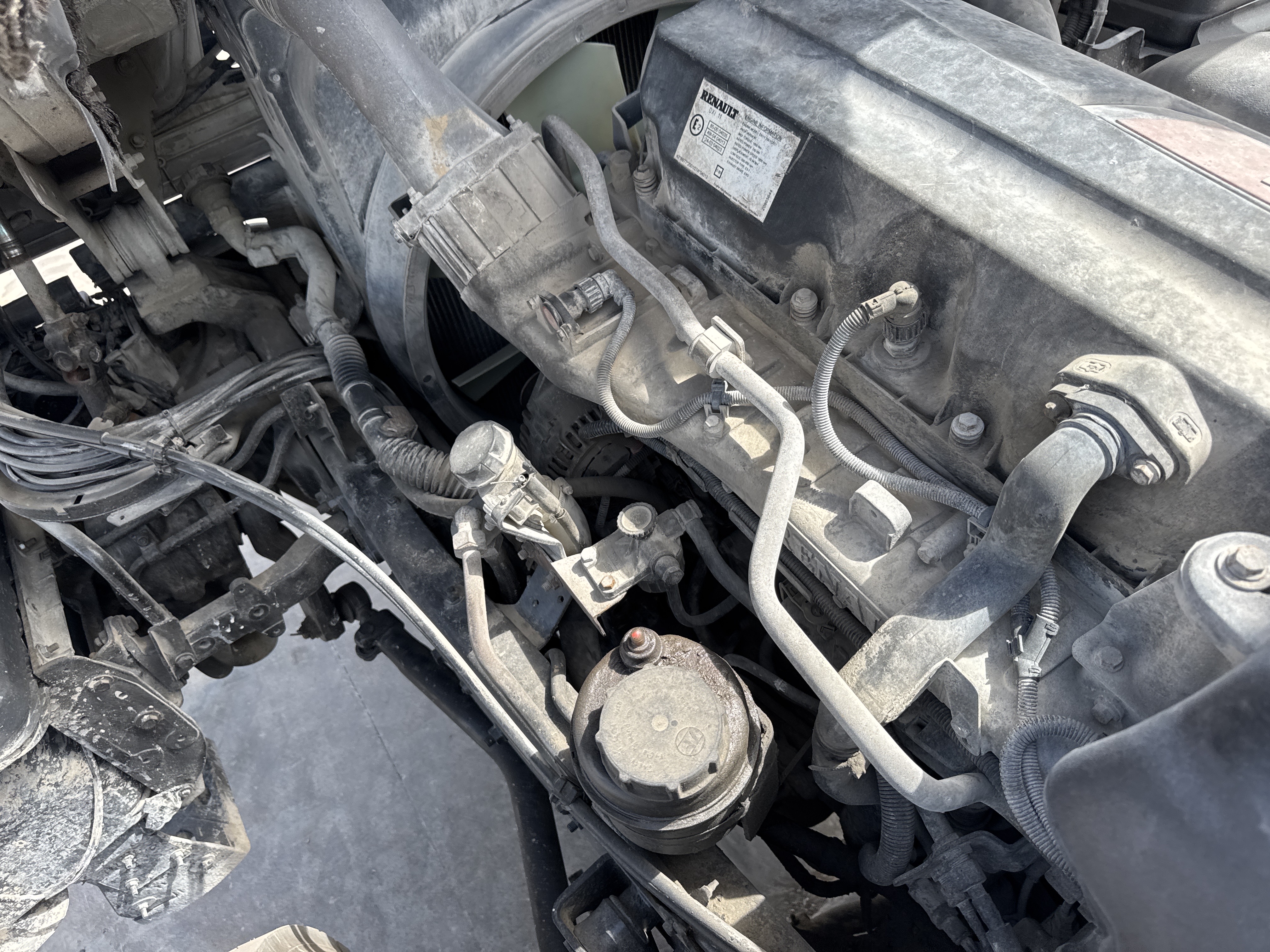 CMT-001-Renault-Kerax-Concrete-mixer-trucks-inspection-Engine-Engine-oil-leaks-1