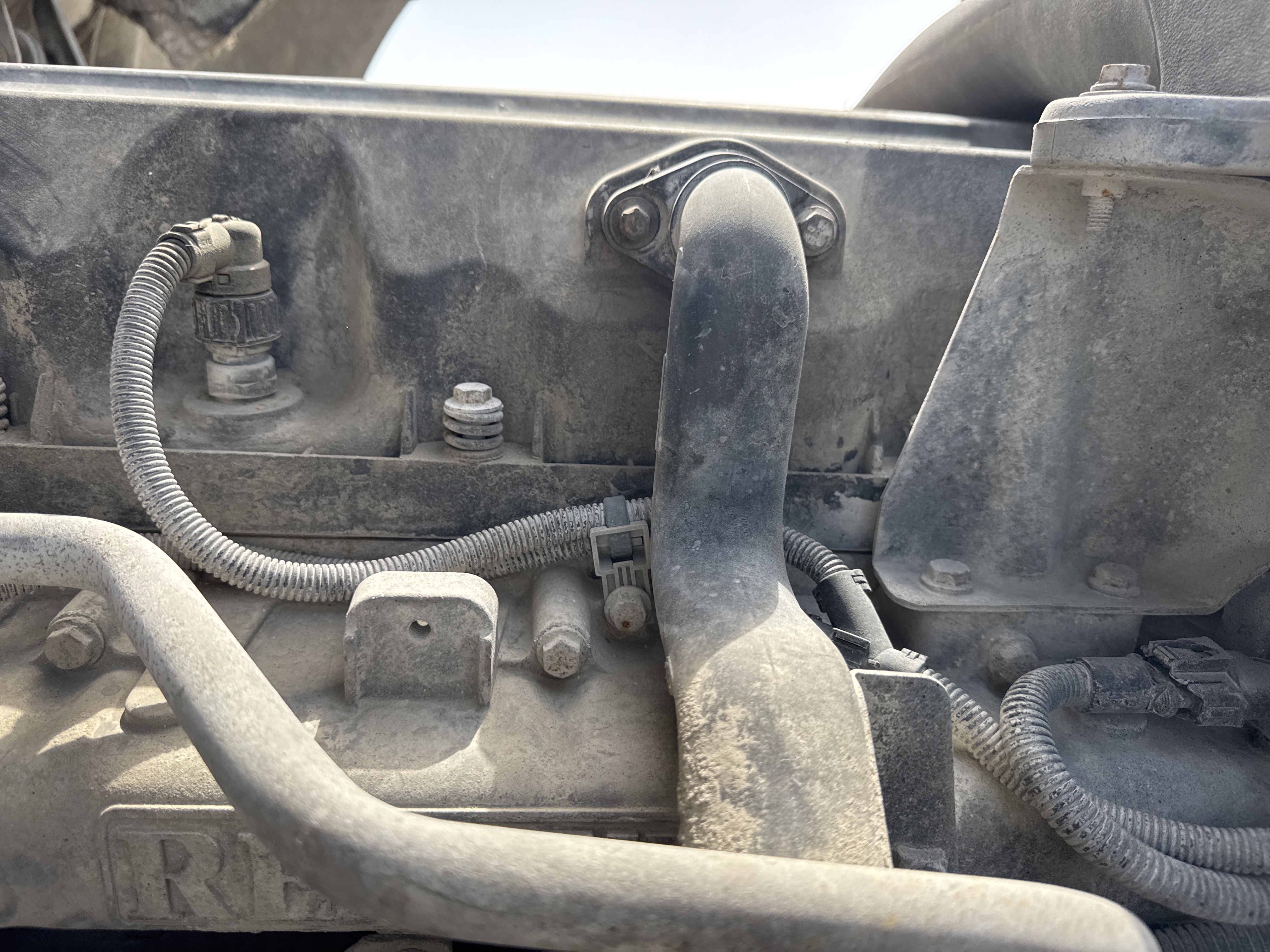 CMT-001-Renault-Kerax-Concrete-mixer-trucks-inspection-Engine-Hoses-1