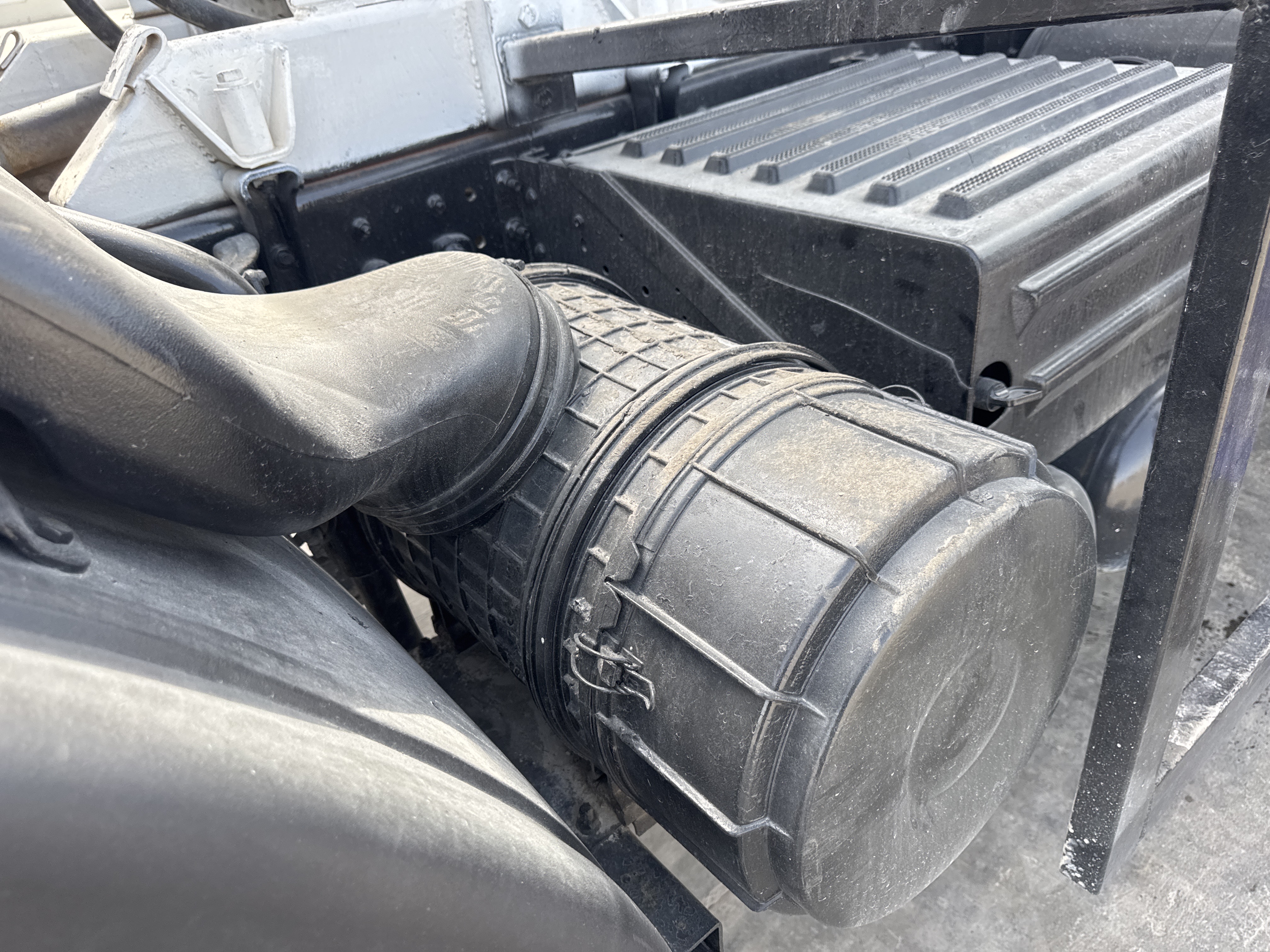 CMT-001-Renault-Kerax-Concrete-mixer-trucks-inspection-Engine-Air-intake-system-1