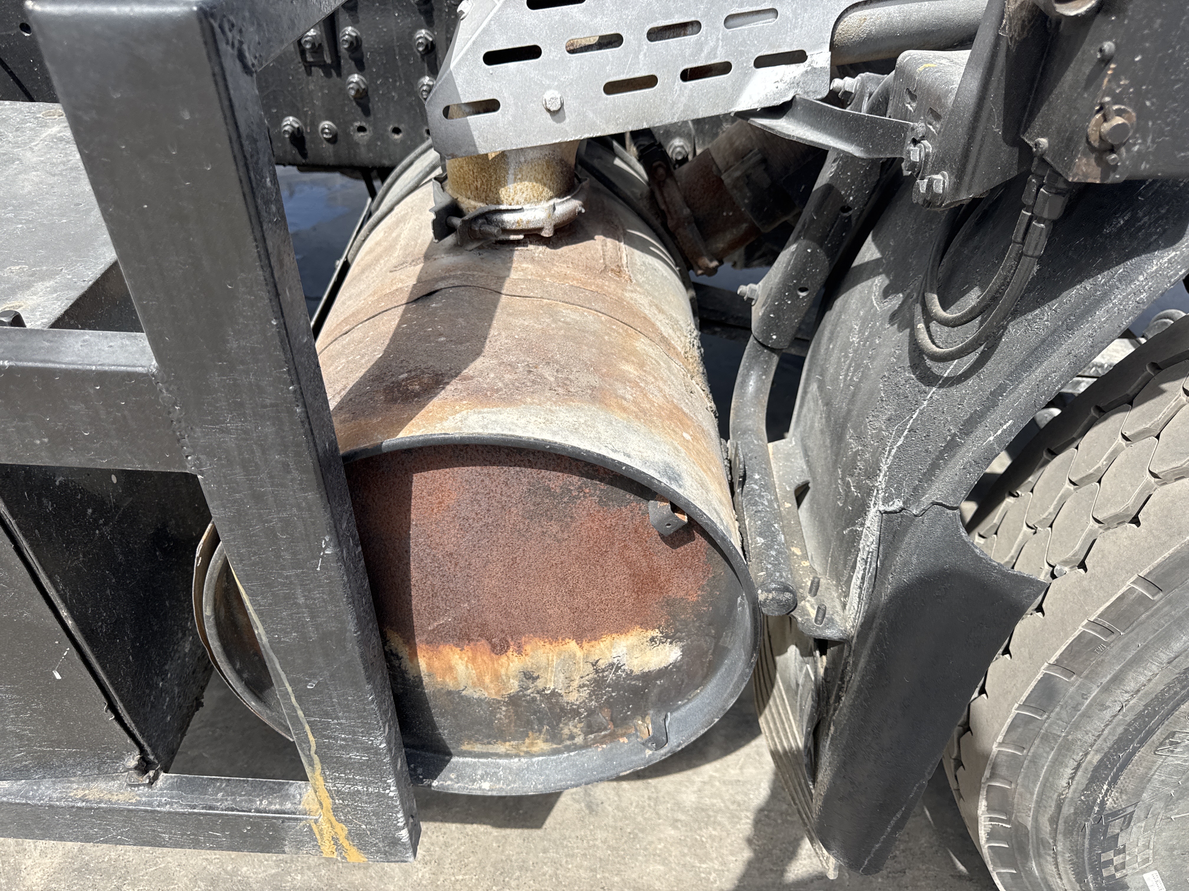 CMT-001-Renault-Kerax-Concrete-mixer-trucks-inspection-Engine-Exhaust-system-1