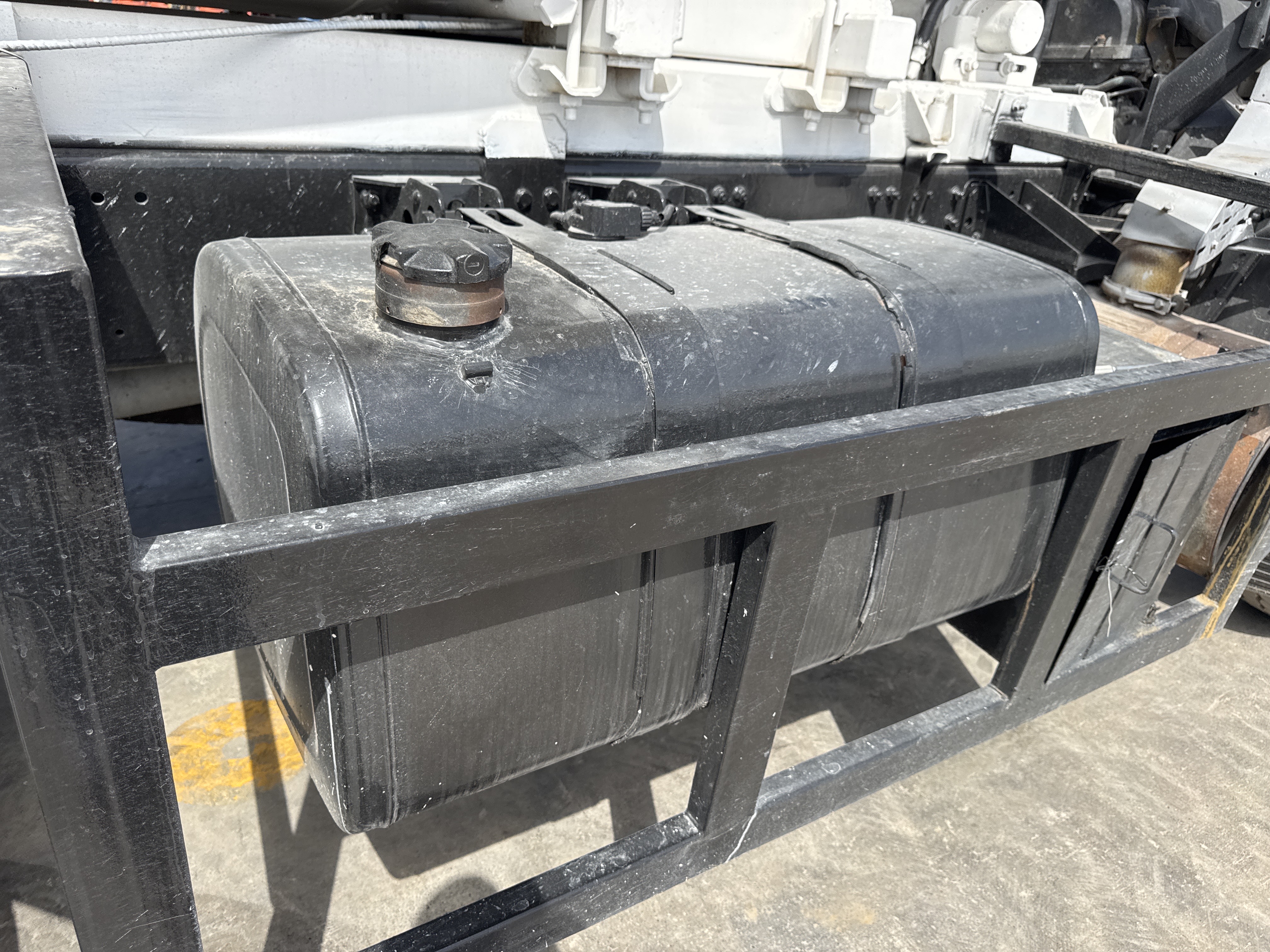 CMT-001-Renault-Kerax-Concrete-mixer-trucks-inspection-Engine-Fuel-tank-1