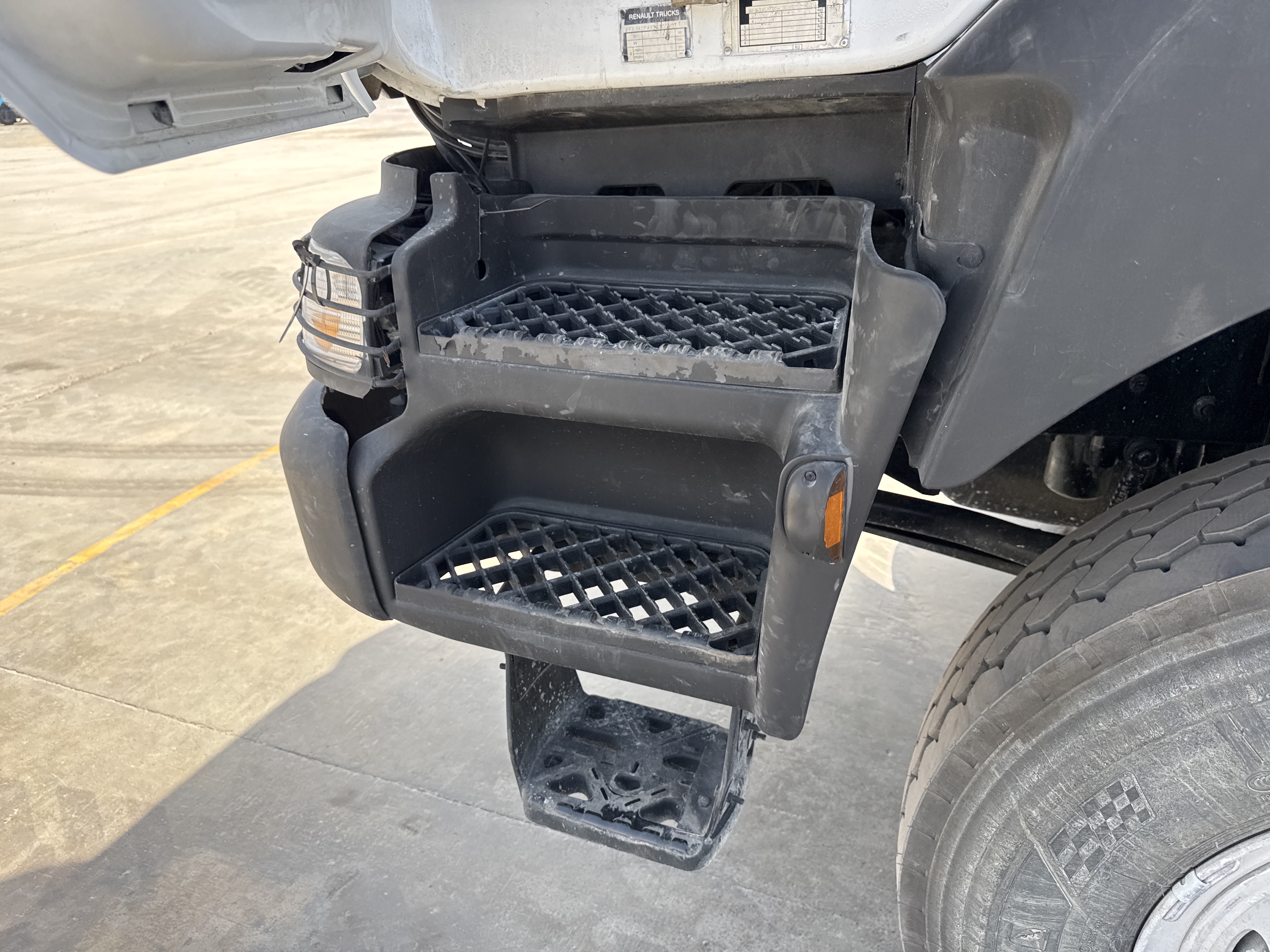 CMT-001-Renault-Kerax-Concrete-mixer-trucks-inspection-Structure-Steps/ladders-4