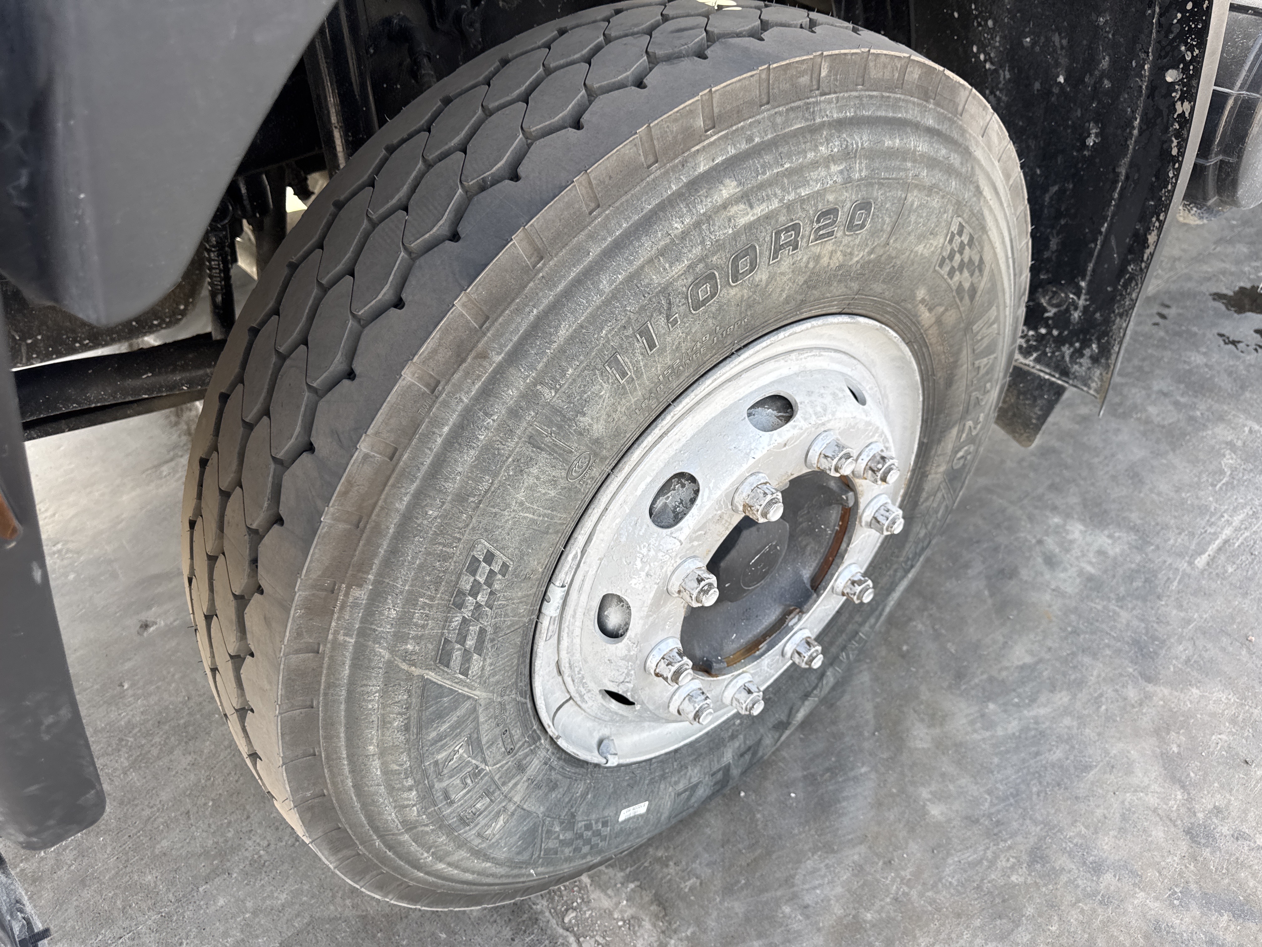 CMT-001-Renault-Kerax-Concrete-mixer-trucks-inspection-Chassis-Left-front-tire-/-wheel-hub---condition-1